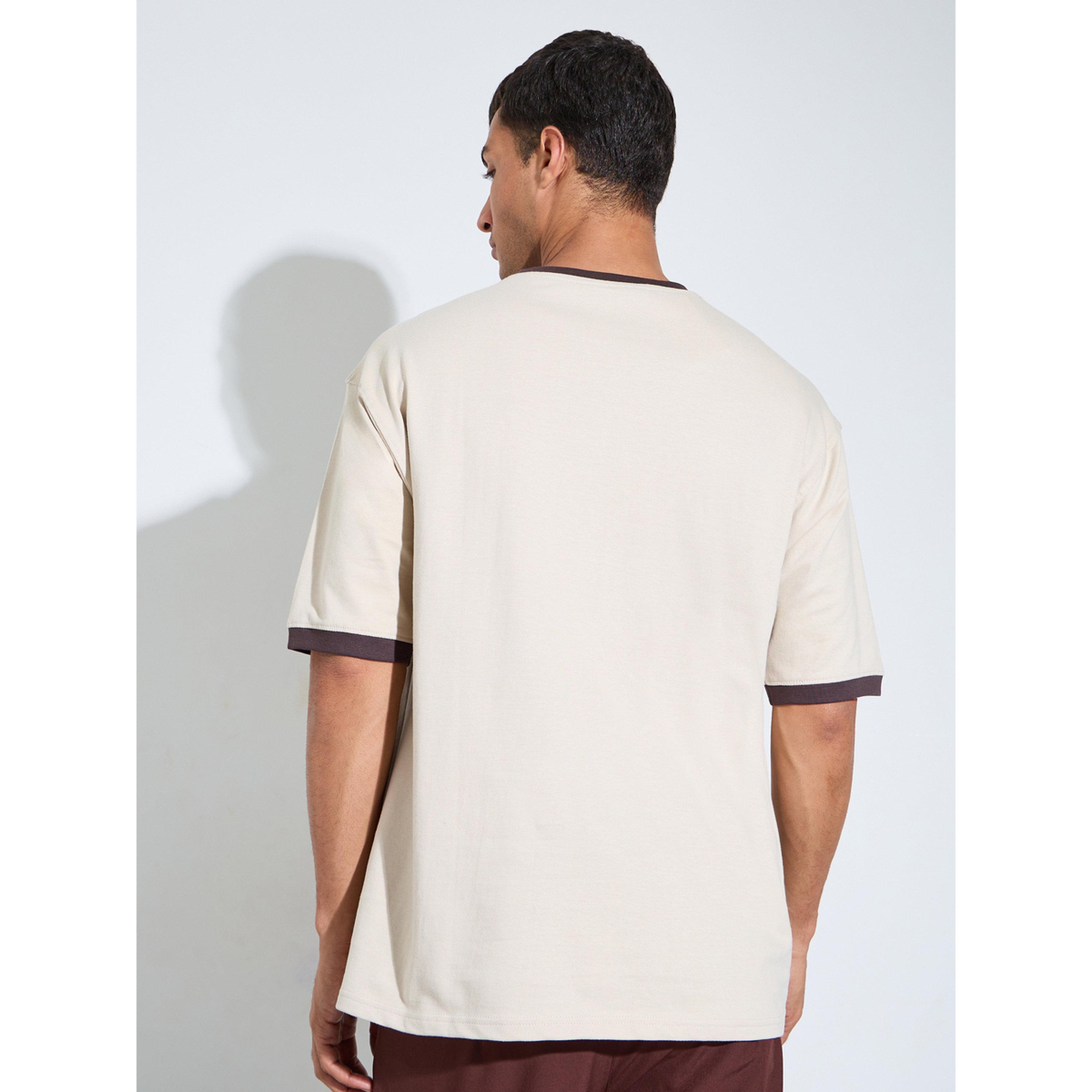 تيشيرت واسع بحواف متباينة وطبعة شعار باللون البيج-men-clothing-tshirtsandpolos-tshirts-image-4