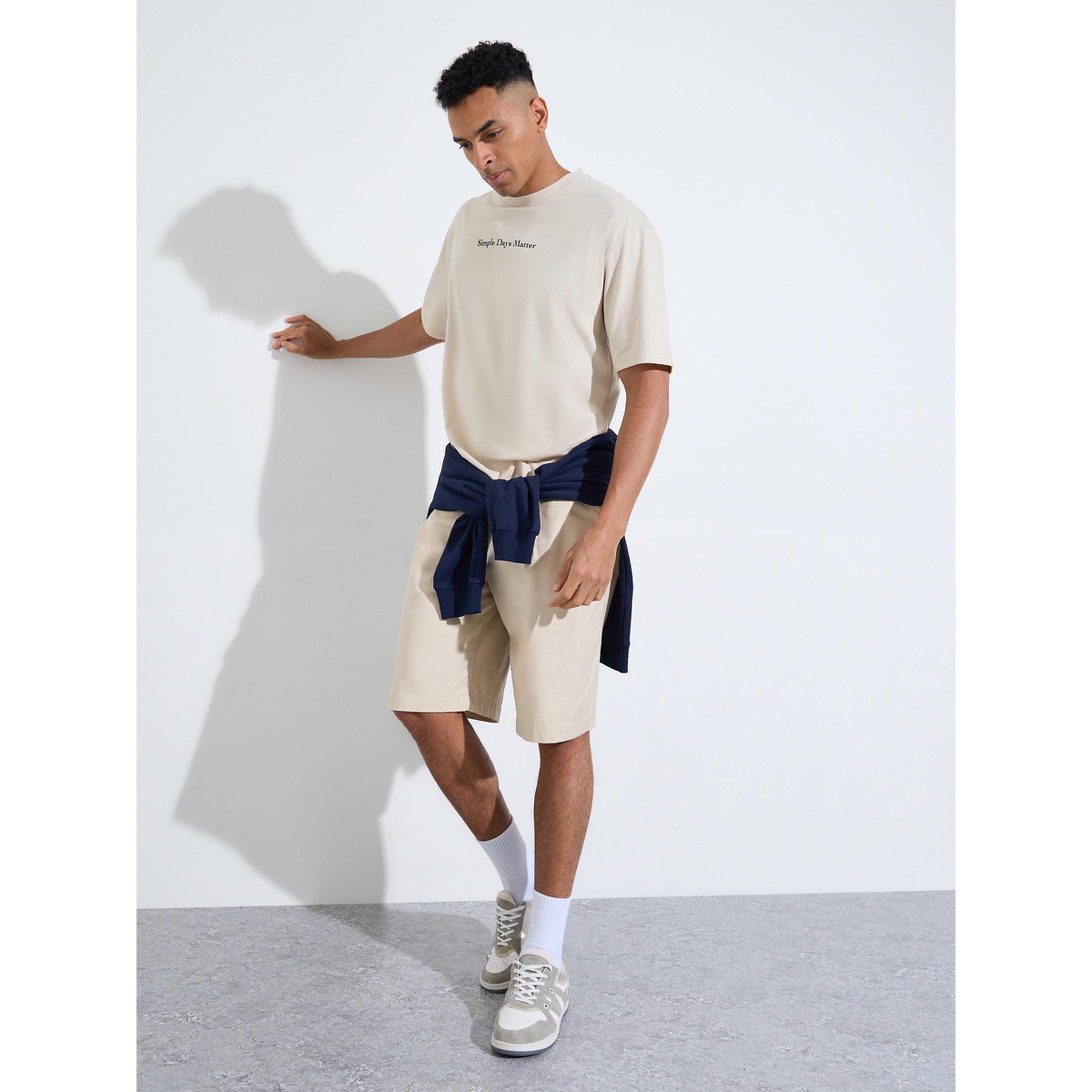 تيشيرت واسع بياقة دائرية وطبعة شعار-men-clothing-tshirtsandpolos-tshirts-image-2