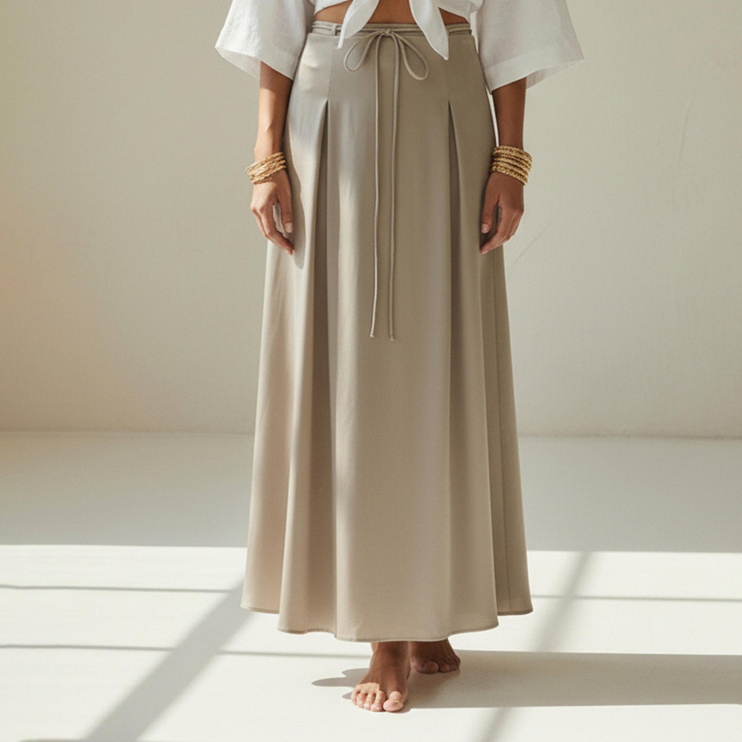 تنورة طويلة بحافة واسعة وتفاصيل كسرات ورابطة خصر باللون البيج-women-clothing-skirts-image-1