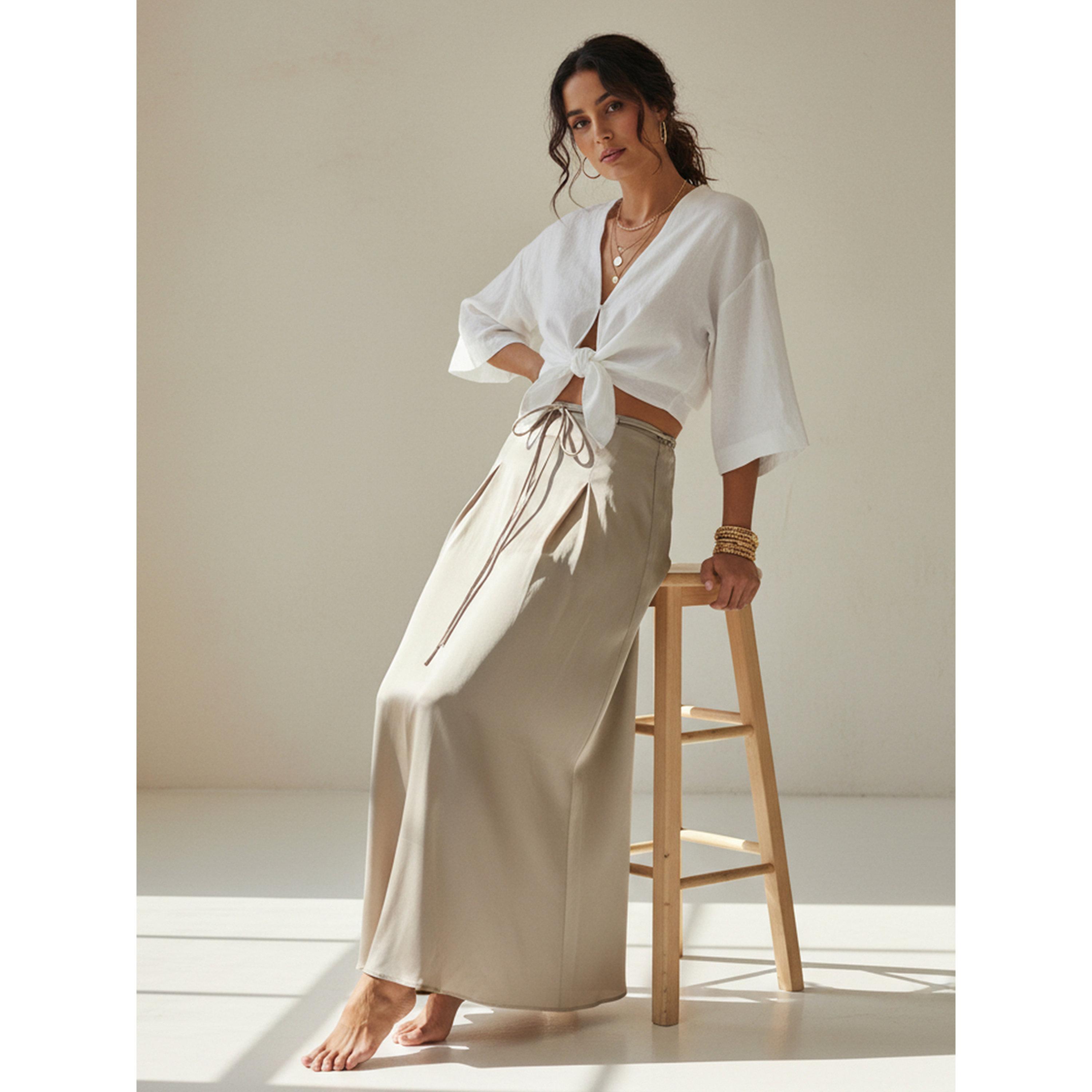 تنورة طويلة بحافة واسعة وتفاصيل كسرات ورابطة خصر باللون البيج-women-clothing-skirts-image-3