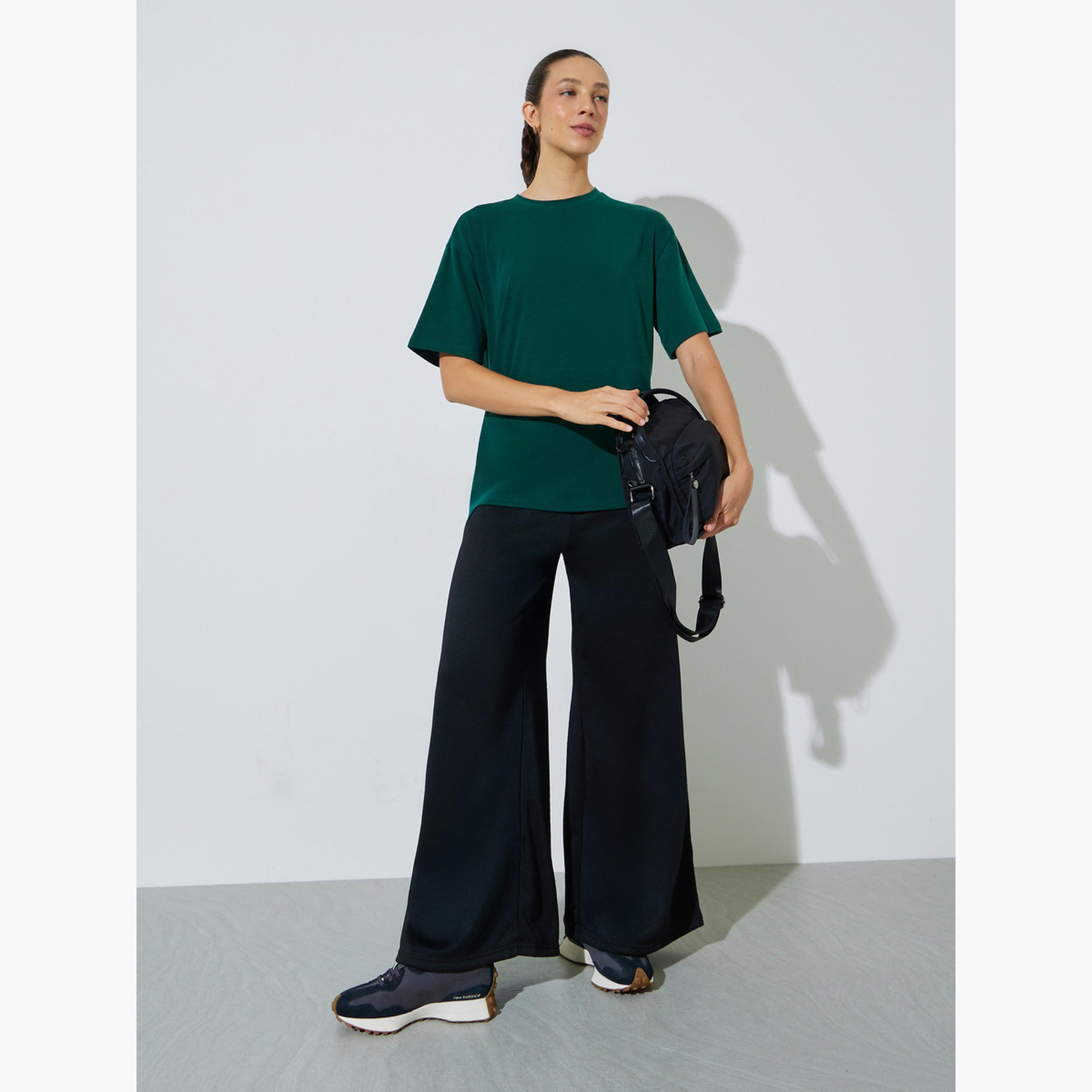 ستايلي - تيشيرت كبير الحجم مطبوع عليه شعار أخضر-women-clothing-tshirts-image-2