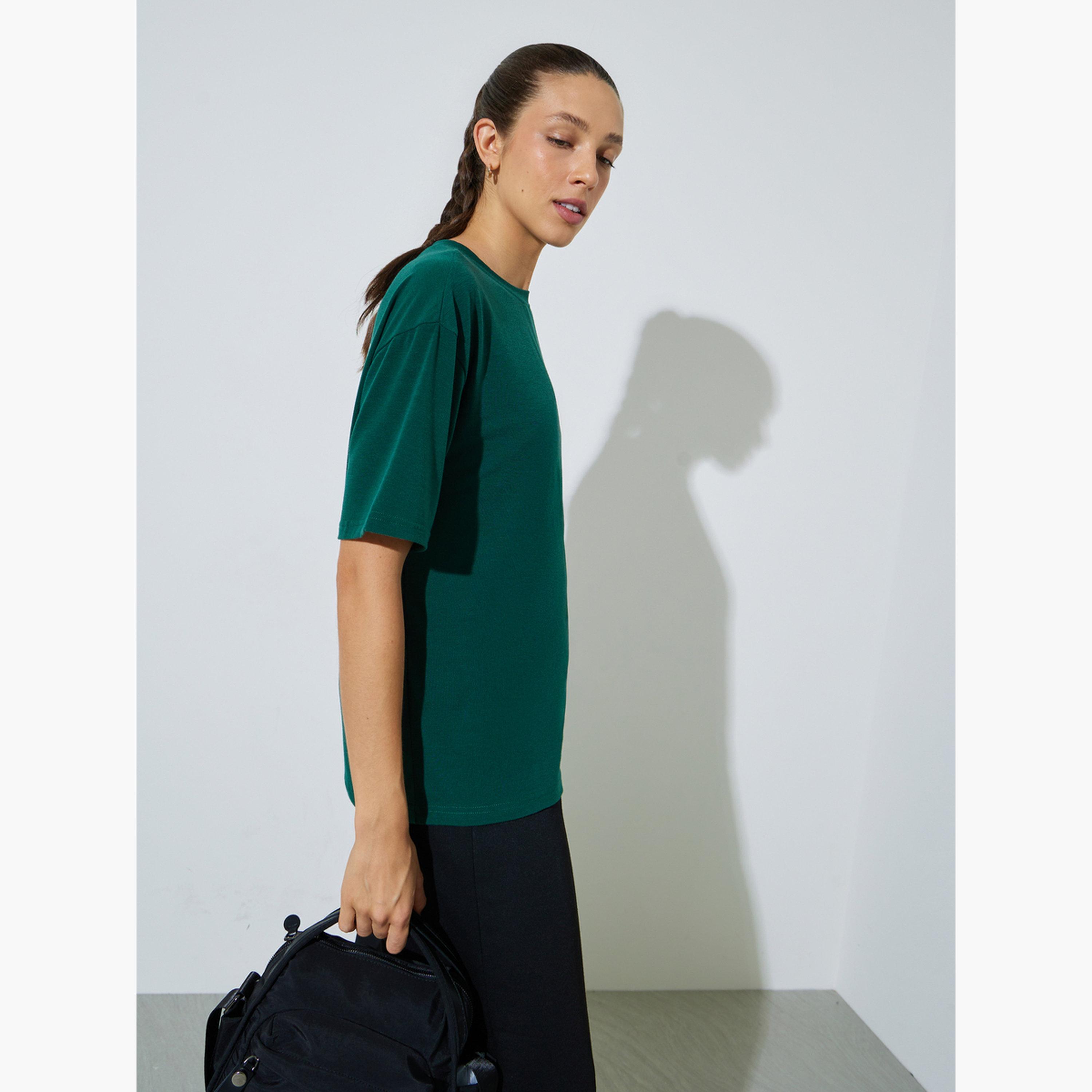 ستايلي - تيشيرت كبير الحجم مطبوع عليه شعار أخضر-women-clothing-tshirts-image-3