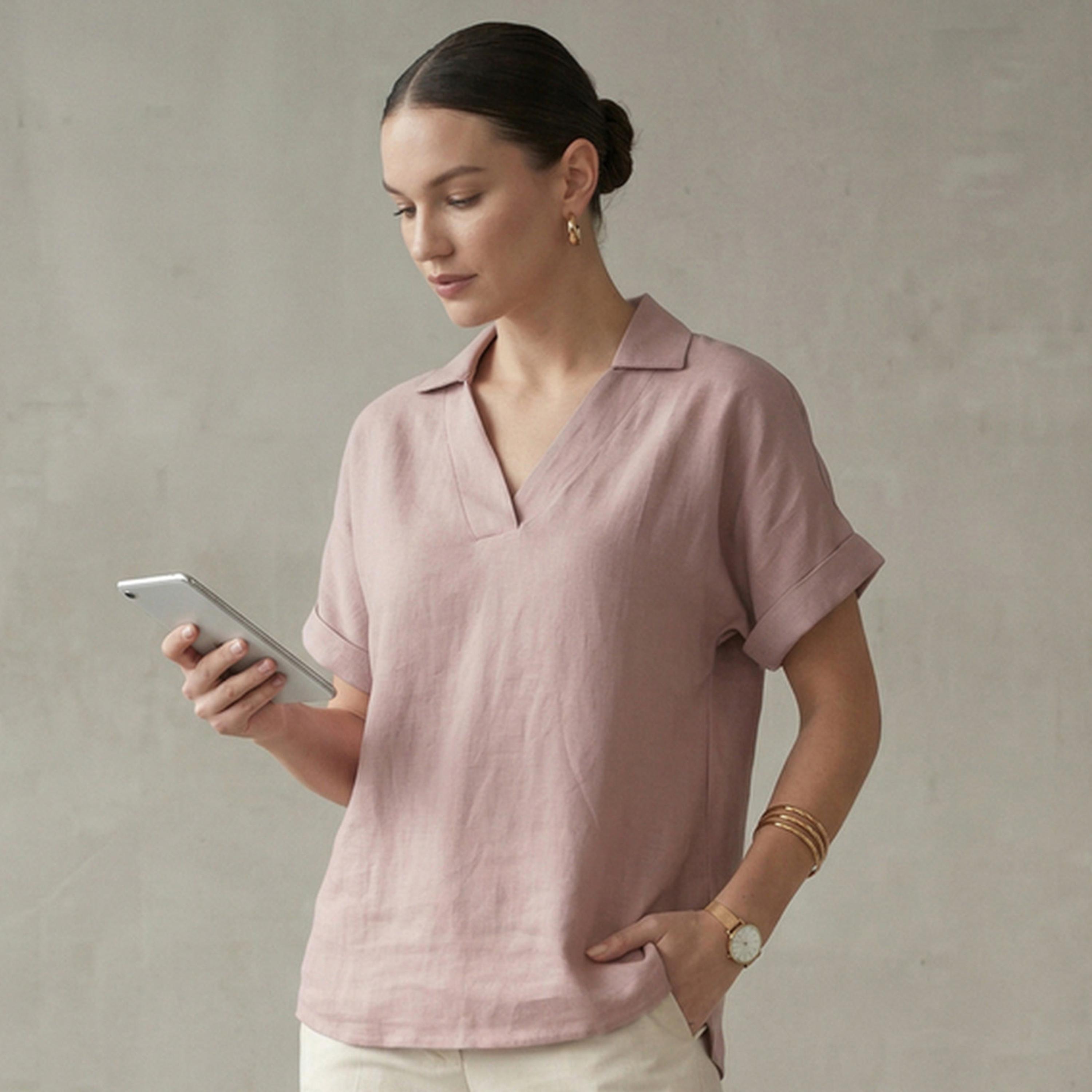 بلوزة بقصة مريحة وياقة مفتوحة باللون الوردي-women-clothing-shirtsandblouses-blouses-image-1