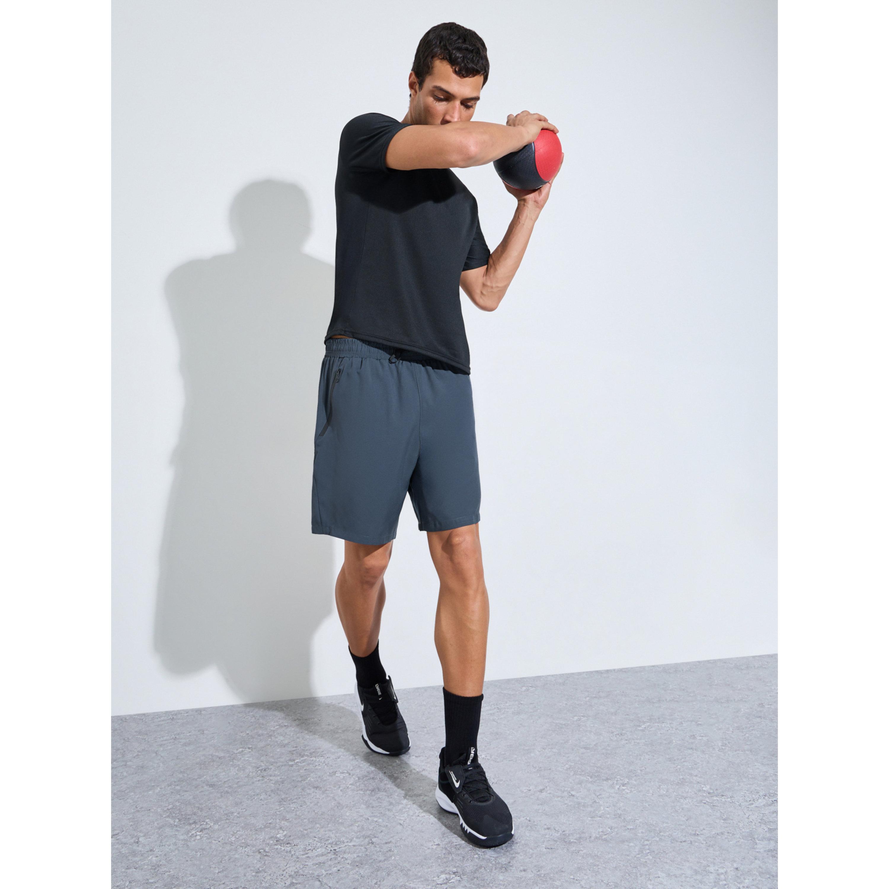 شورت رياضي برباط خصر وجيب بسحَّاب غلق-men-clothing-sportswearandactivewear-bottoms-image-2
