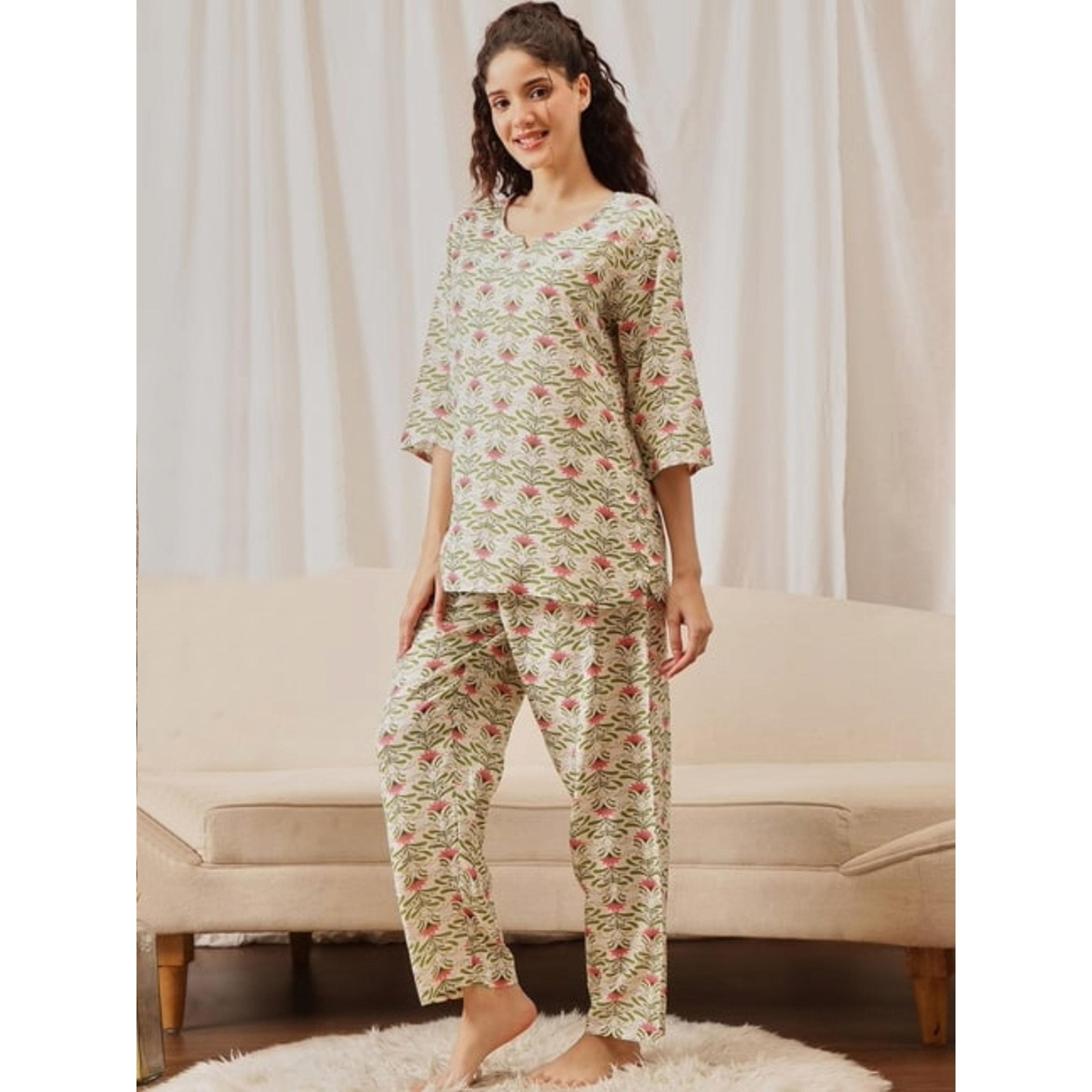 طقم بيجاما من بنطال مستقيم وبلوزة كورتا وطبعة زهور-women-clothing-nightwear-pyjamas-longsets-image-1