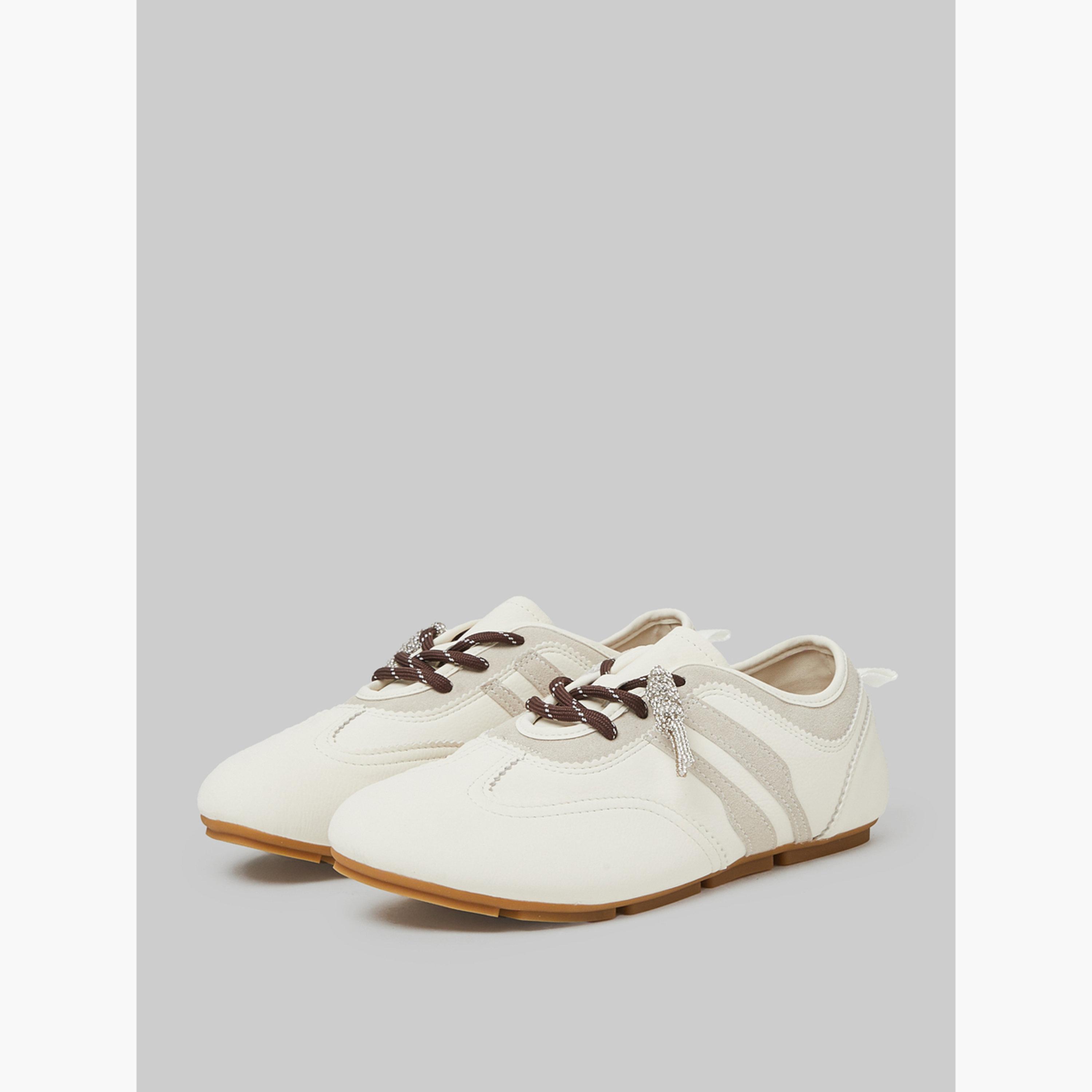 ستايلي - حذاء رياضي بلون كريمي متباين برباط-women-shoes-sneakers-image-1