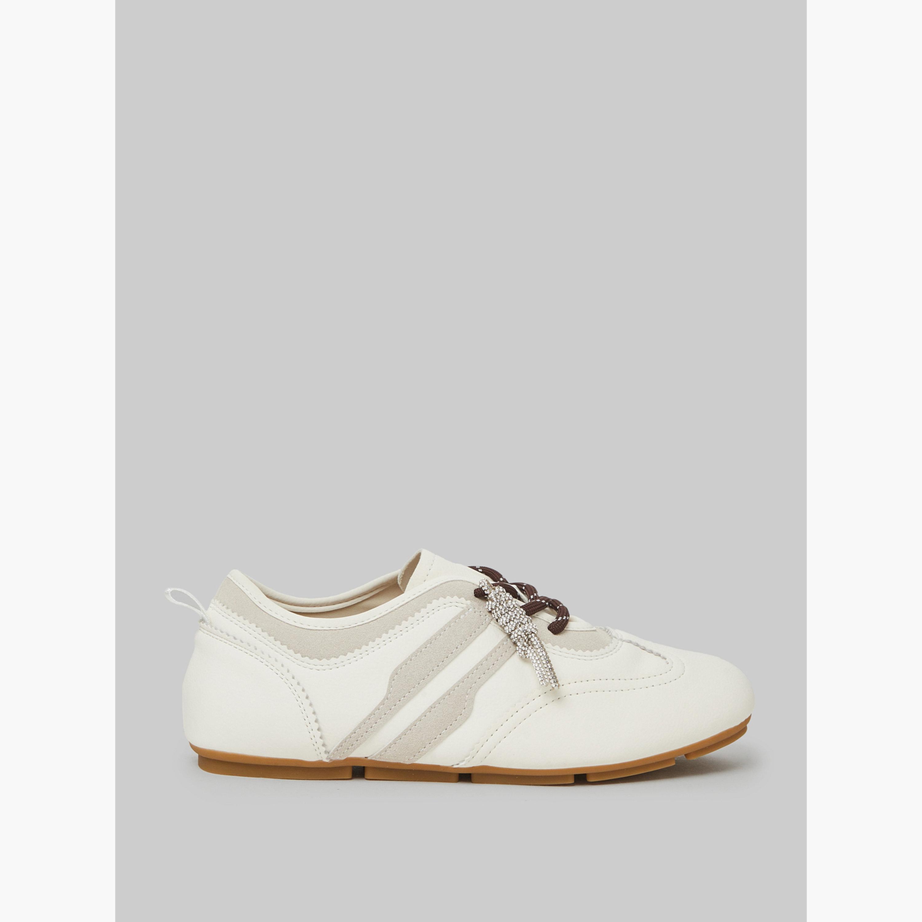 ستايلي - حذاء رياضي بلون كريمي متباين برباط-women-shoes-sneakers-image-2