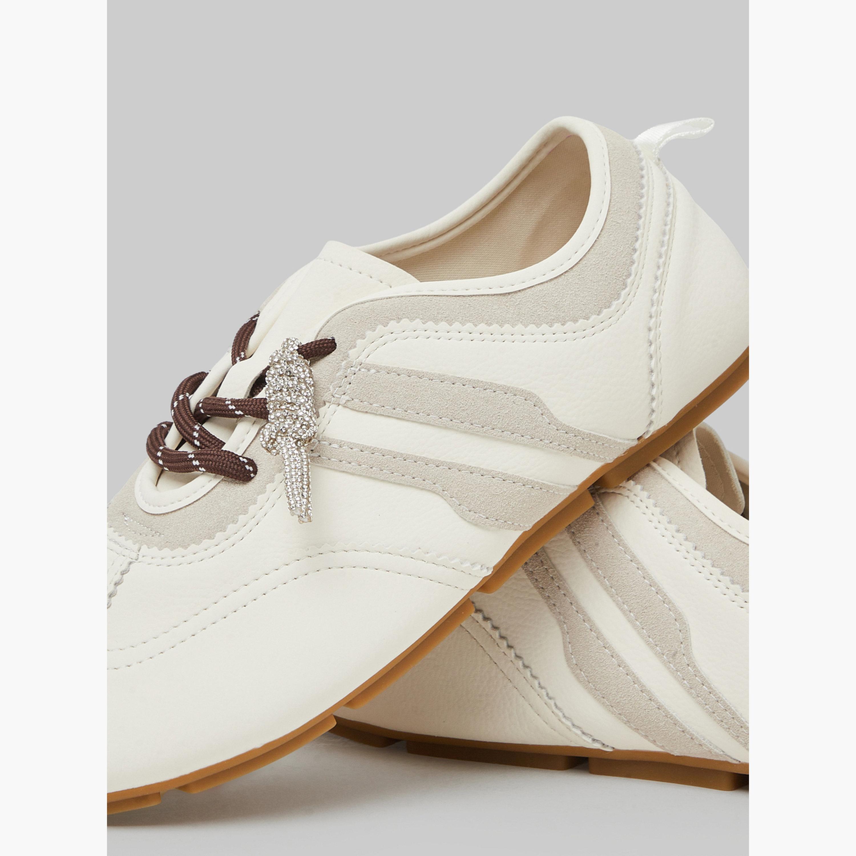ستايلي - حذاء رياضي بلون كريمي متباين برباط-women-shoes-sneakers-image-4