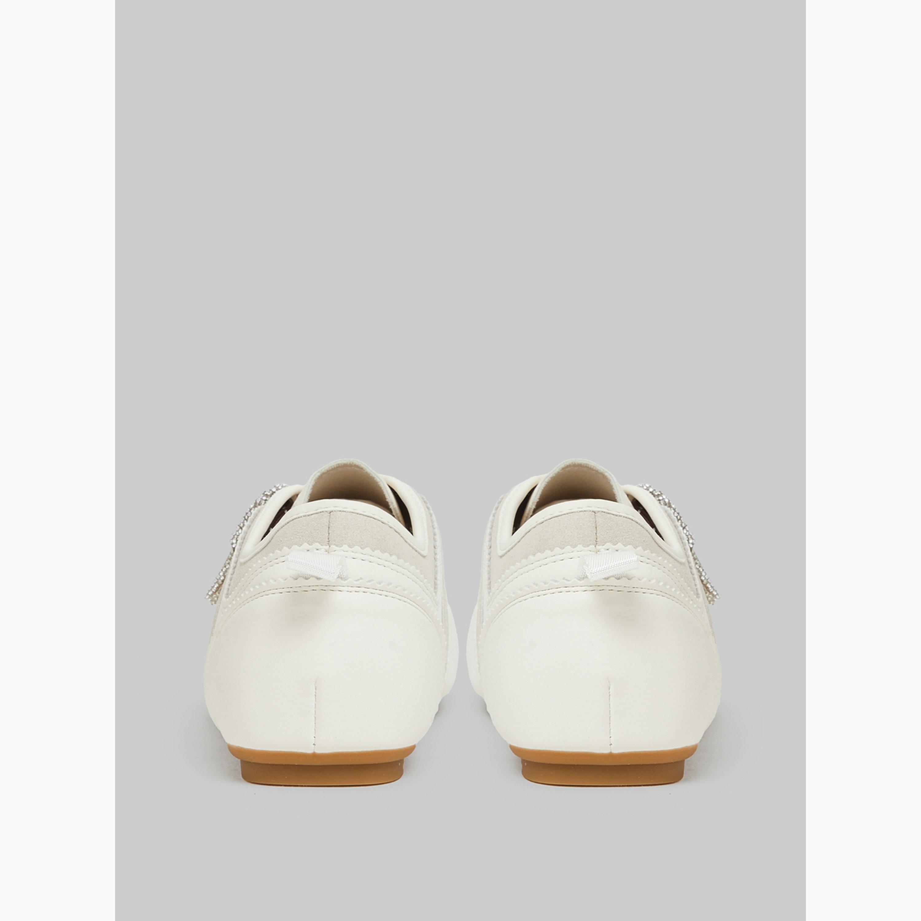 ستايلي - حذاء رياضي بلون كريمي متباين برباط-women-shoes-sneakers-image-5