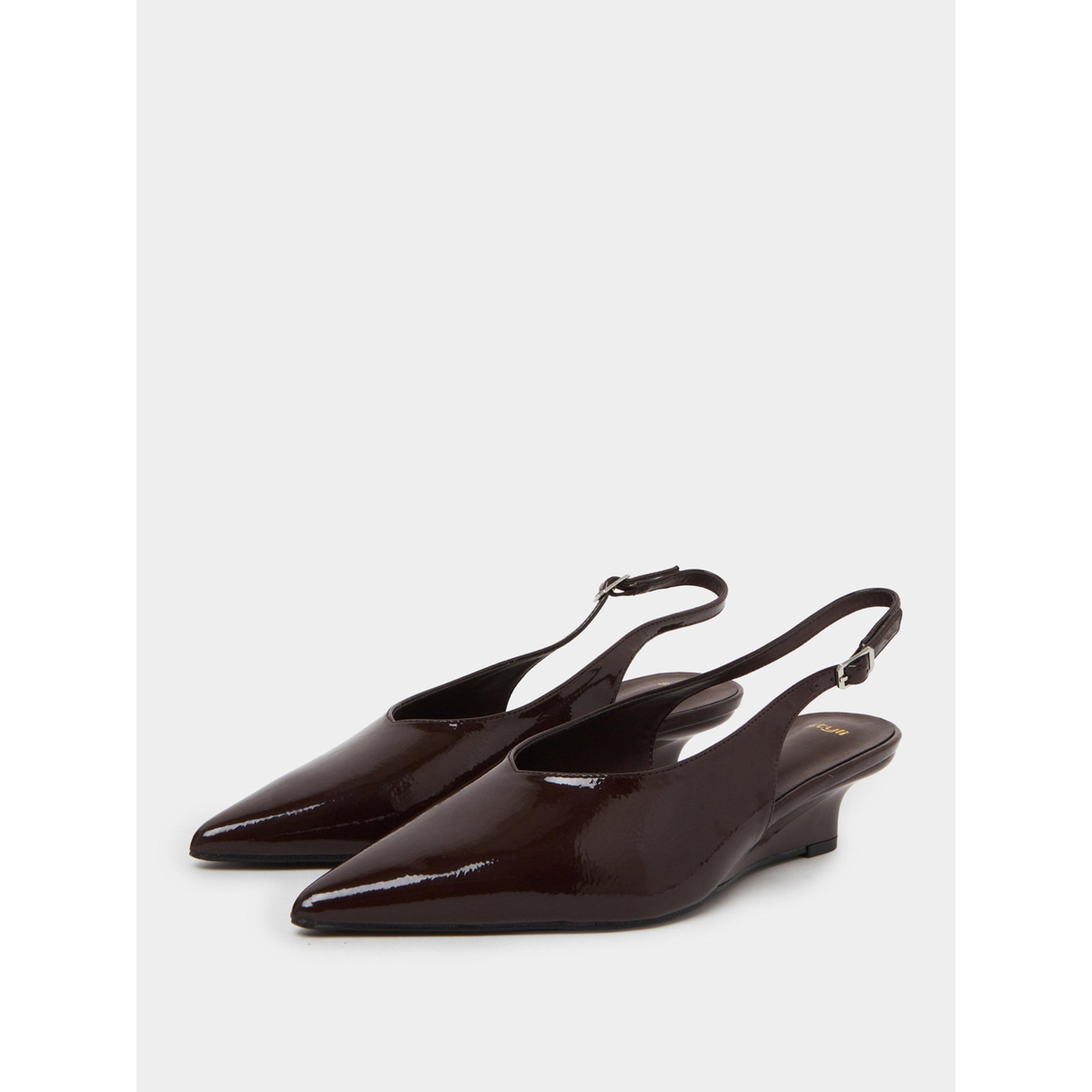 حذاء بكعب متوسط وحزام خلفي من الجلد اللامع باللون البني-women-shoes-heels-image-1