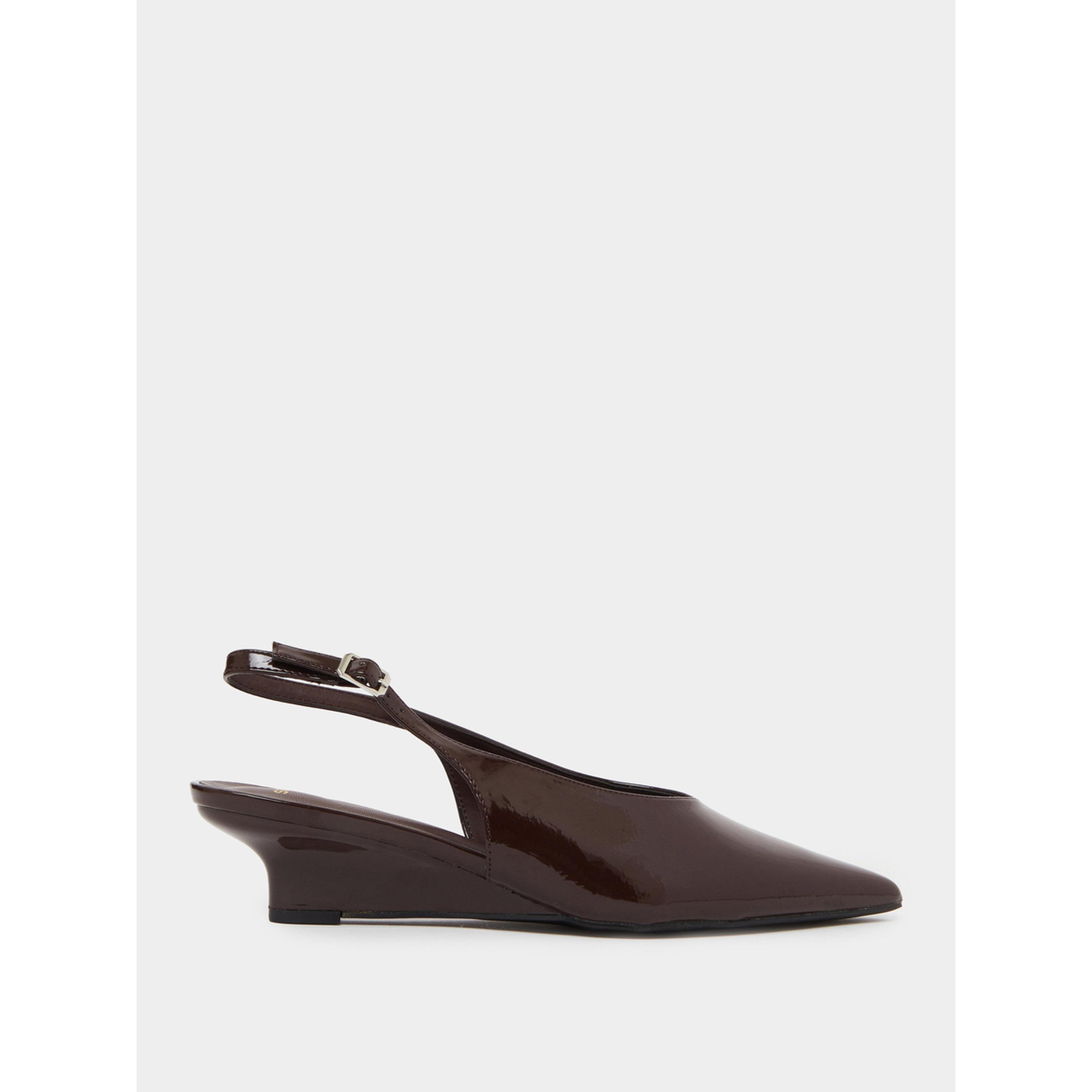حذاء بكعب متوسط وحزام خلفي من الجلد اللامع باللون البني-women-shoes-heels-image-3