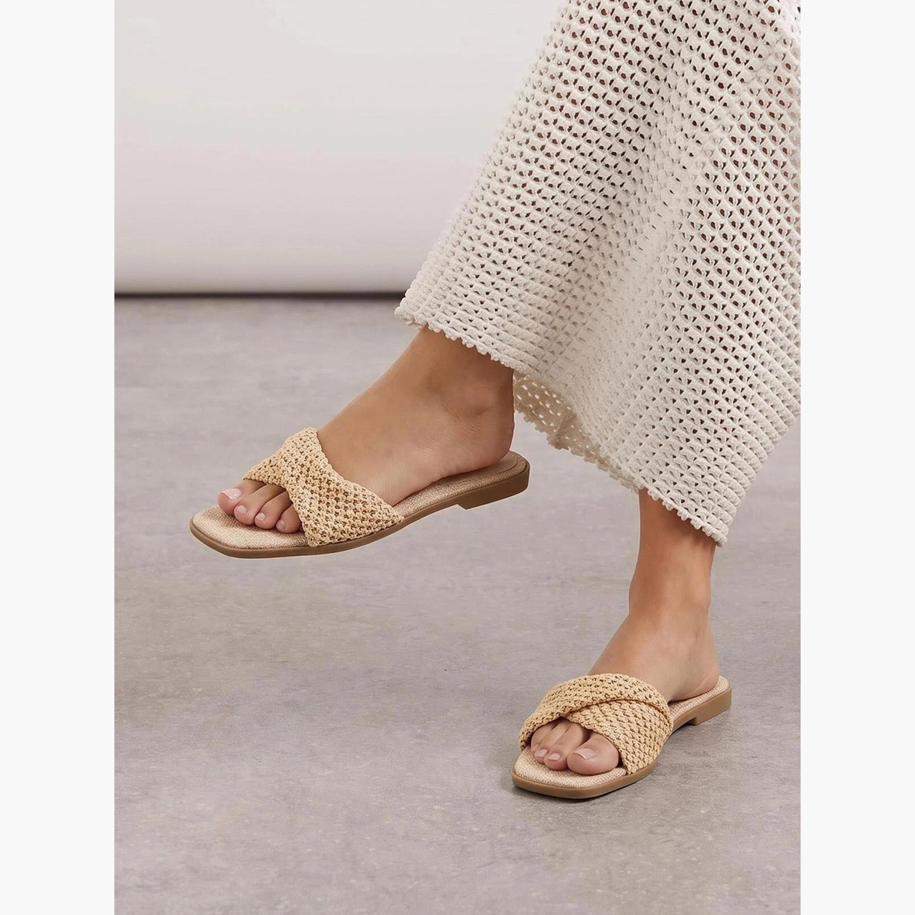 صندل فلات بتفاصيل منسوجة ومقدمة مفتوحة-women-shoes-sandals-flats-image-2