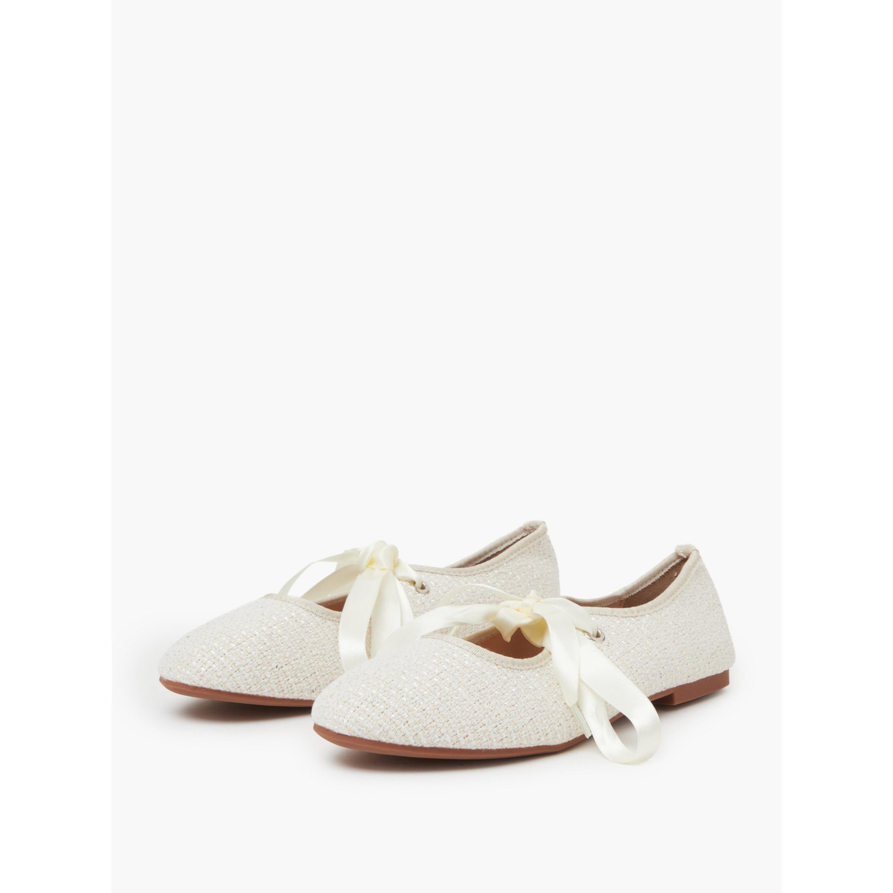 حذاء باليرينا بكعب منخفض وتفاصيل شريط باللون البيج-women-shoes-flats-ballerinas-image-1