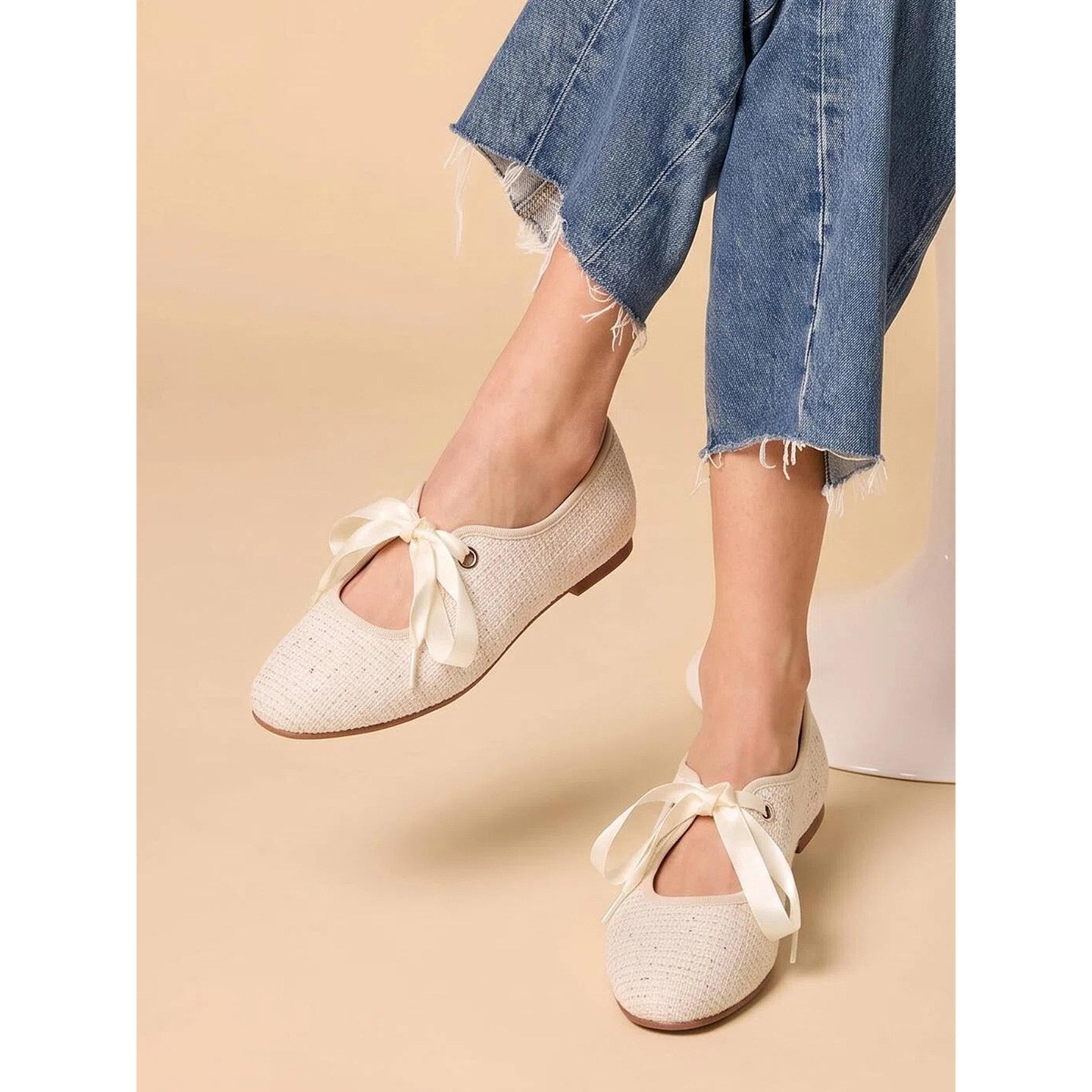 حذاء باليرينا بكعب منخفض وتفاصيل شريط باللون البيج-women-shoes-flats-ballerinas-image-2