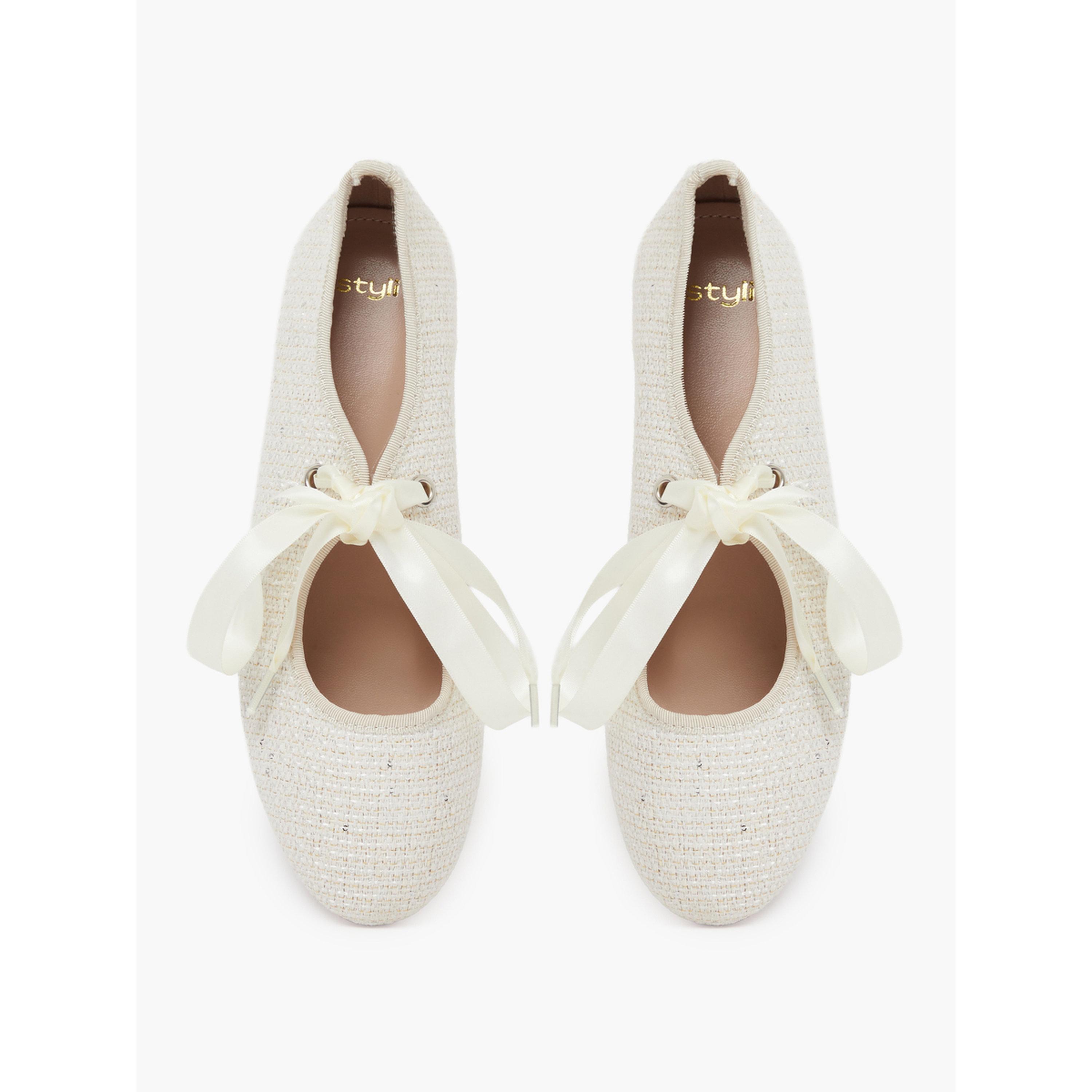 حذاء باليرينا بكعب منخفض وتفاصيل شريط باللون البيج-women-shoes-flats-ballerinas-image-4