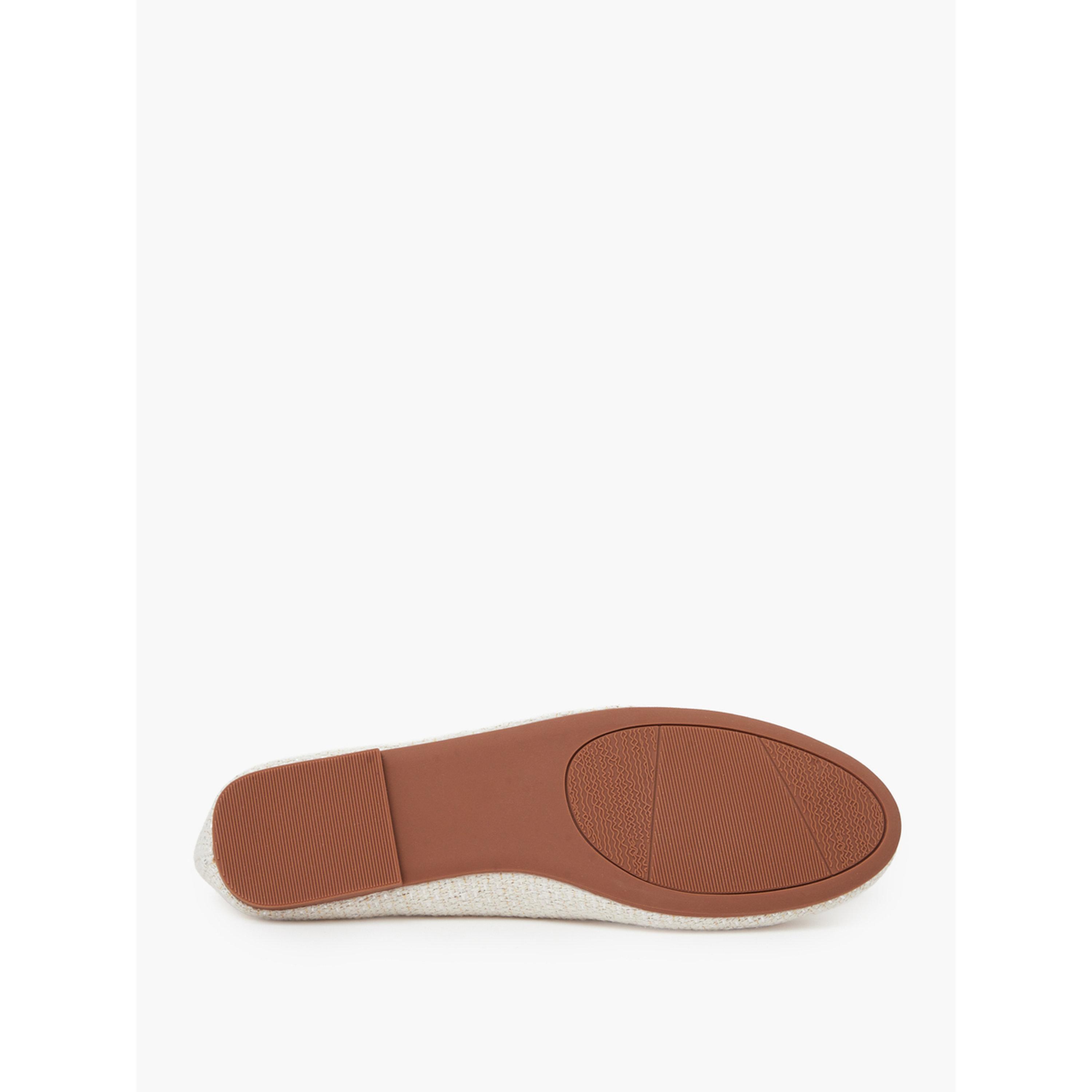 حذاء باليرينا بكعب منخفض وتفاصيل شريط باللون البيج-women-shoes-flats-ballerinas-image-7