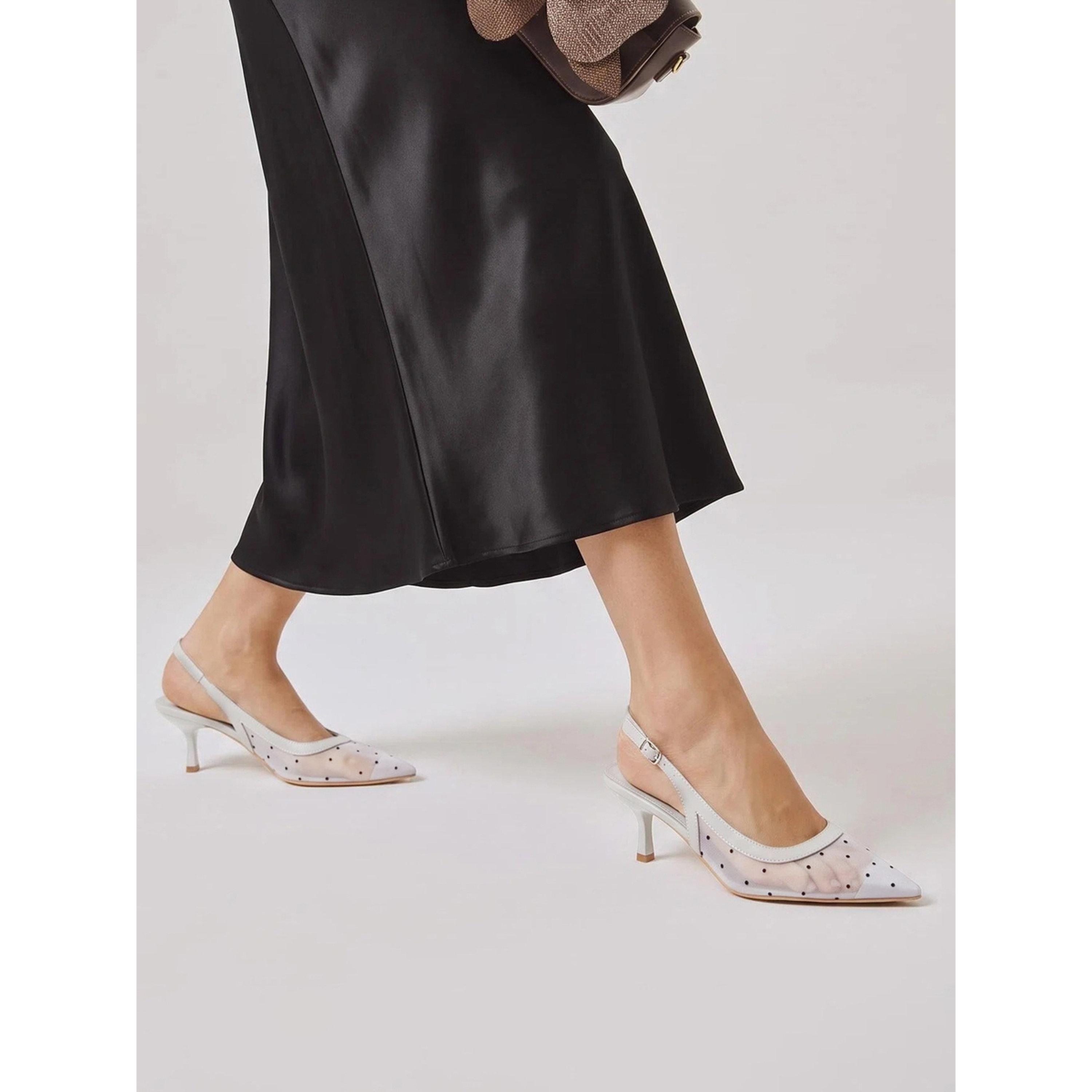حذاء بكعب متوسط وحزام خلفي وطبعة منقطة باللون الرمادي-women-shoes-heels-image-2