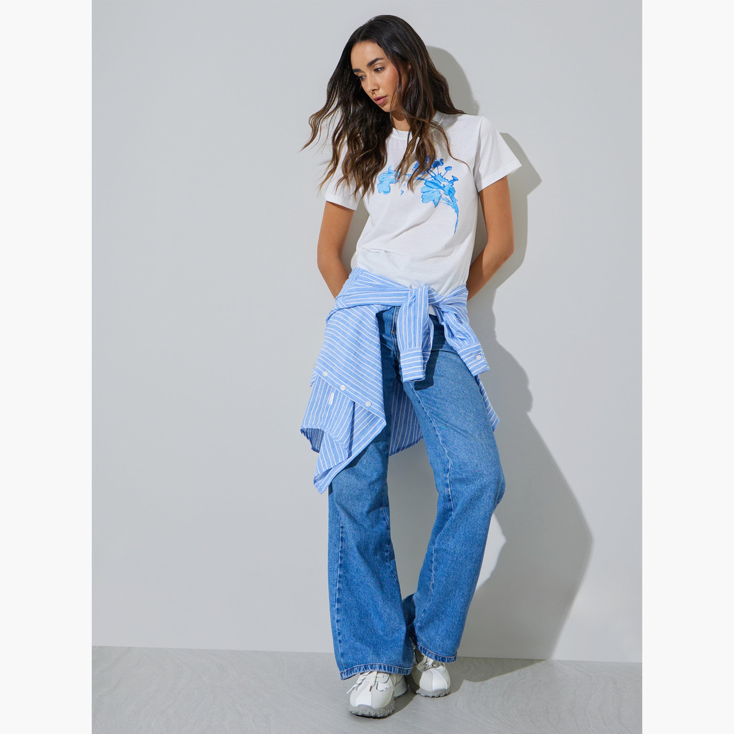 تيشيرت بقصة عادية وأكمام قصيرة بطبعة جرافيك-women-clothing-tshirts-image-2