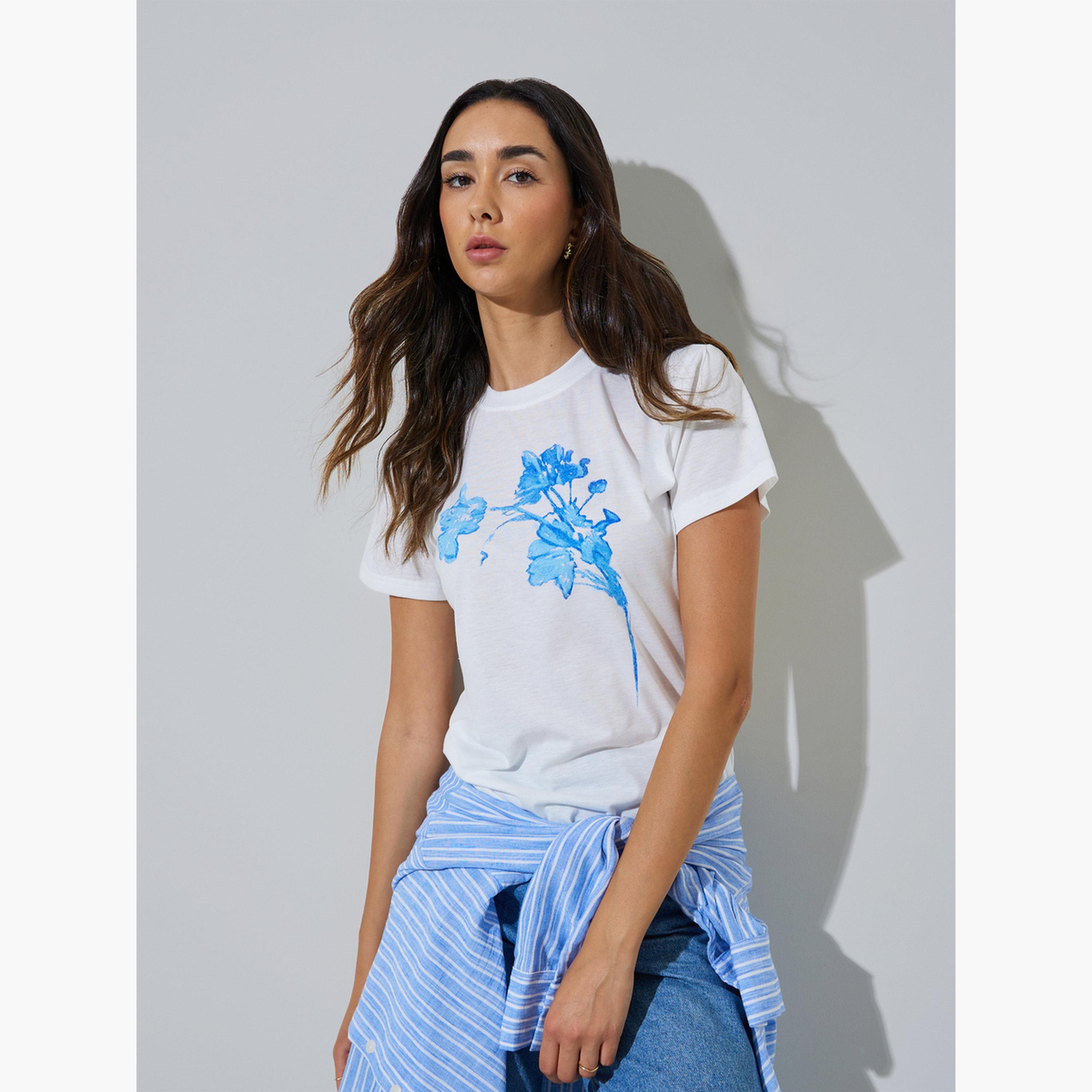 تيشيرت بقصة عادية وأكمام قصيرة بطبعة جرافيك-women-clothing-tshirts-image-3