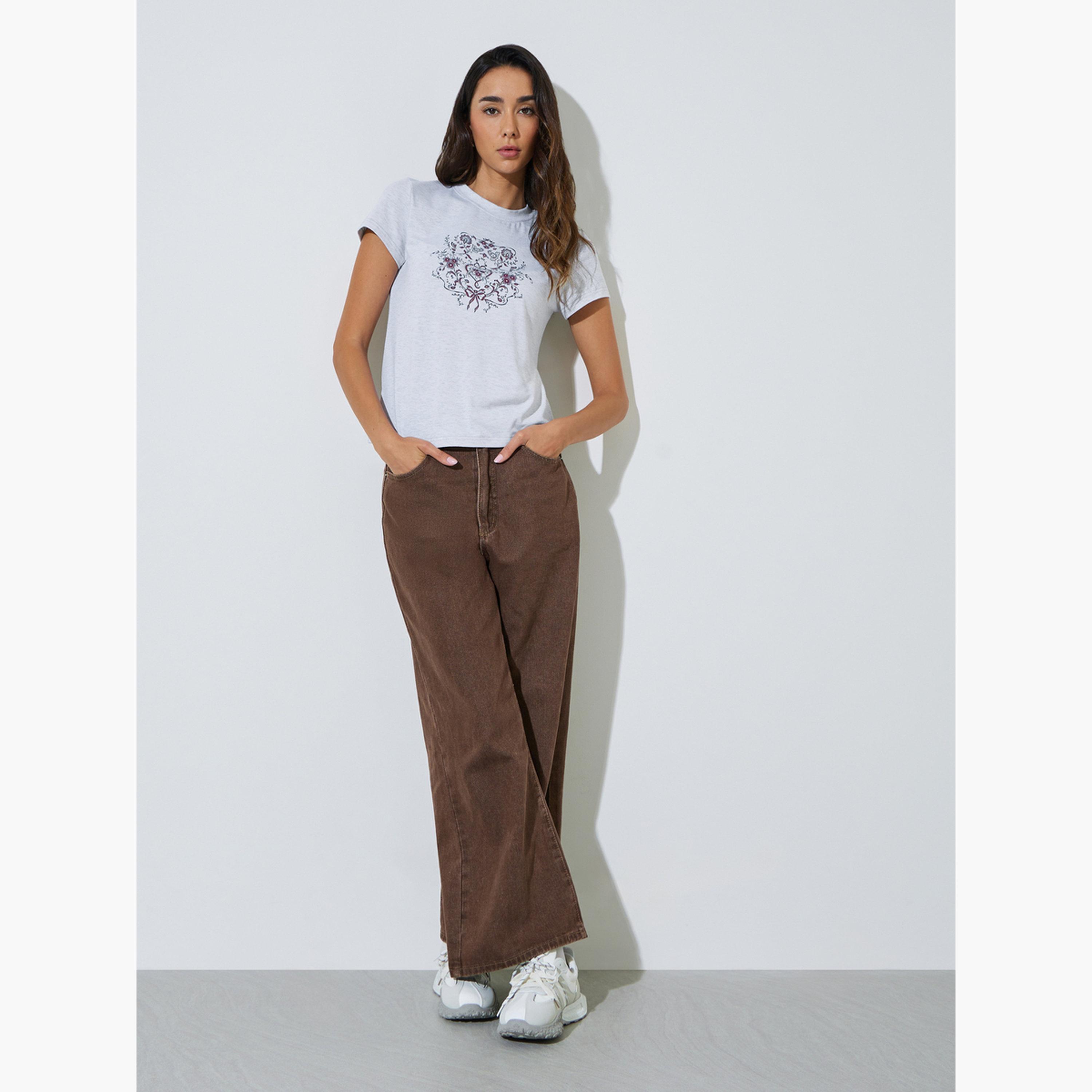 تيشيرت بقصة عادية وأكمام قصيرة بطبعة جرافيك-women-clothing-tshirts-image-2