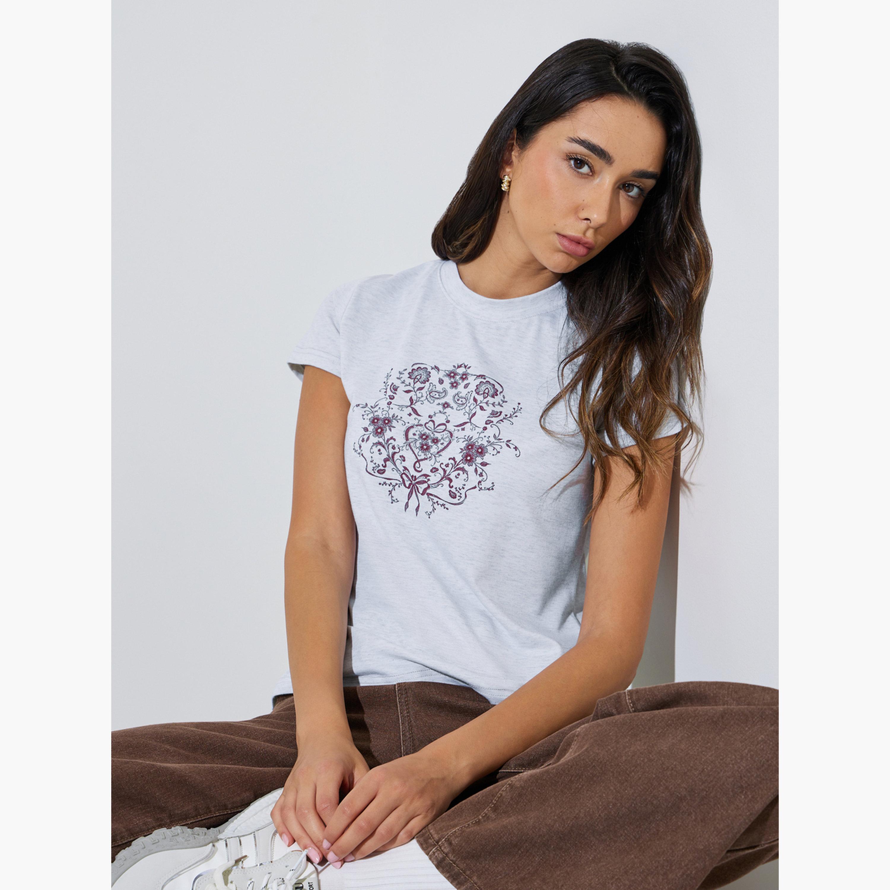 تيشيرت بقصة عادية وأكمام قصيرة بطبعة جرافيك-women-clothing-tshirts-image-3
