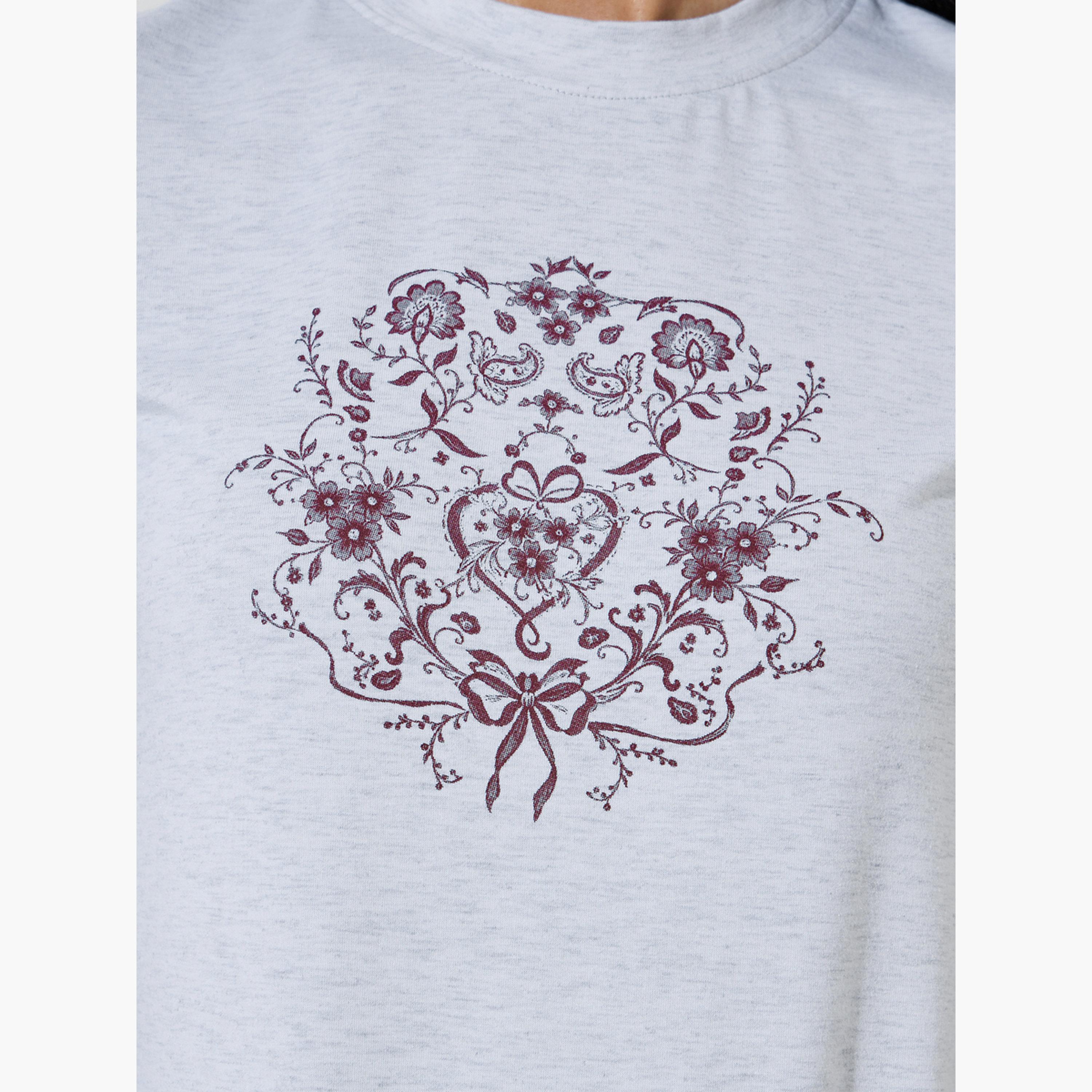 تيشيرت بقصة عادية وأكمام قصيرة بطبعة جرافيك-women-clothing-tshirts-image-5