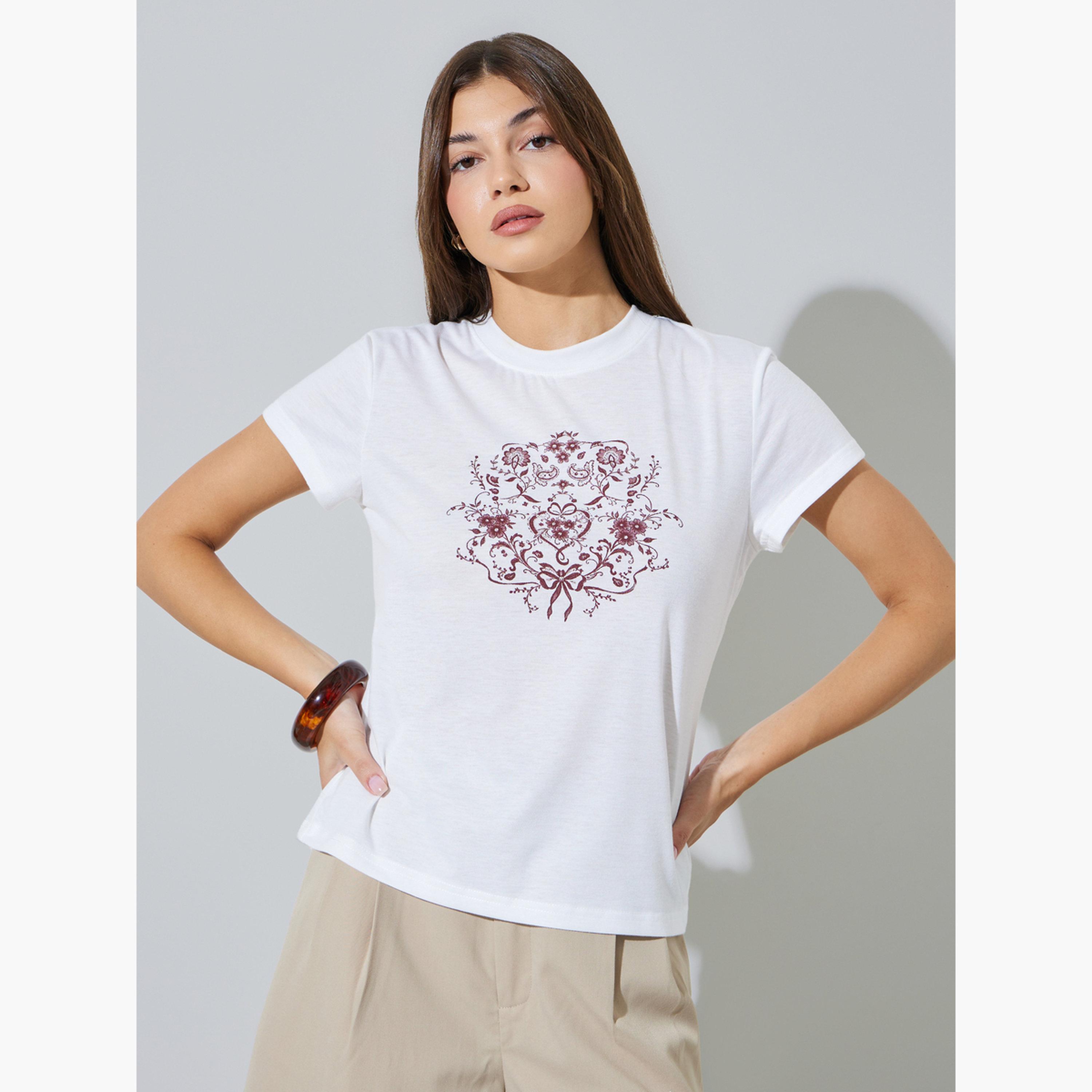 ستايلي - تيشيرت أبيض بأكمام قصيرة وقصة عادية مزين برسومات-women-clothing-tshirts-image-1