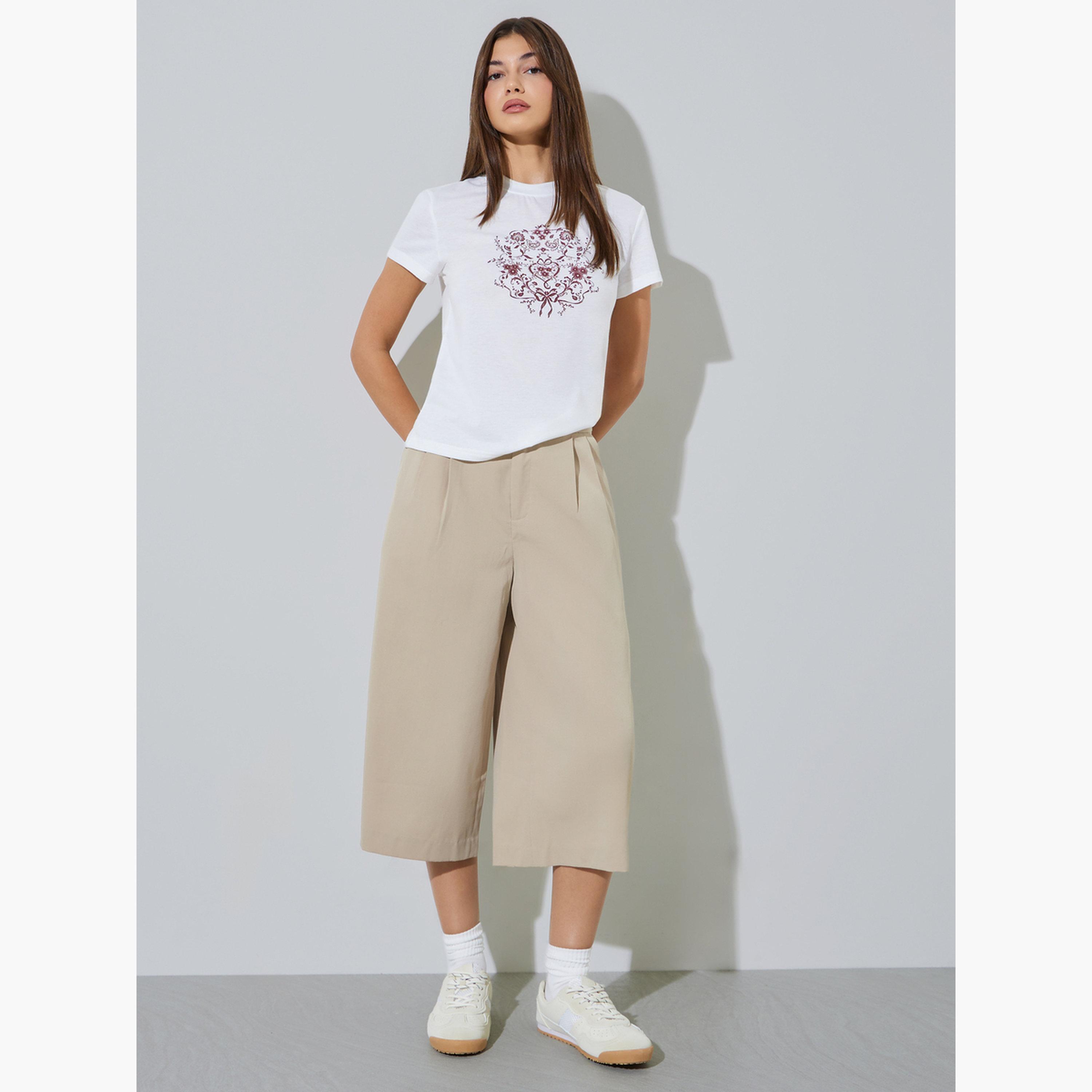 ستايلي - تيشيرت أبيض بأكمام قصيرة وقصة عادية مزين برسومات-women-clothing-tshirts-image-2