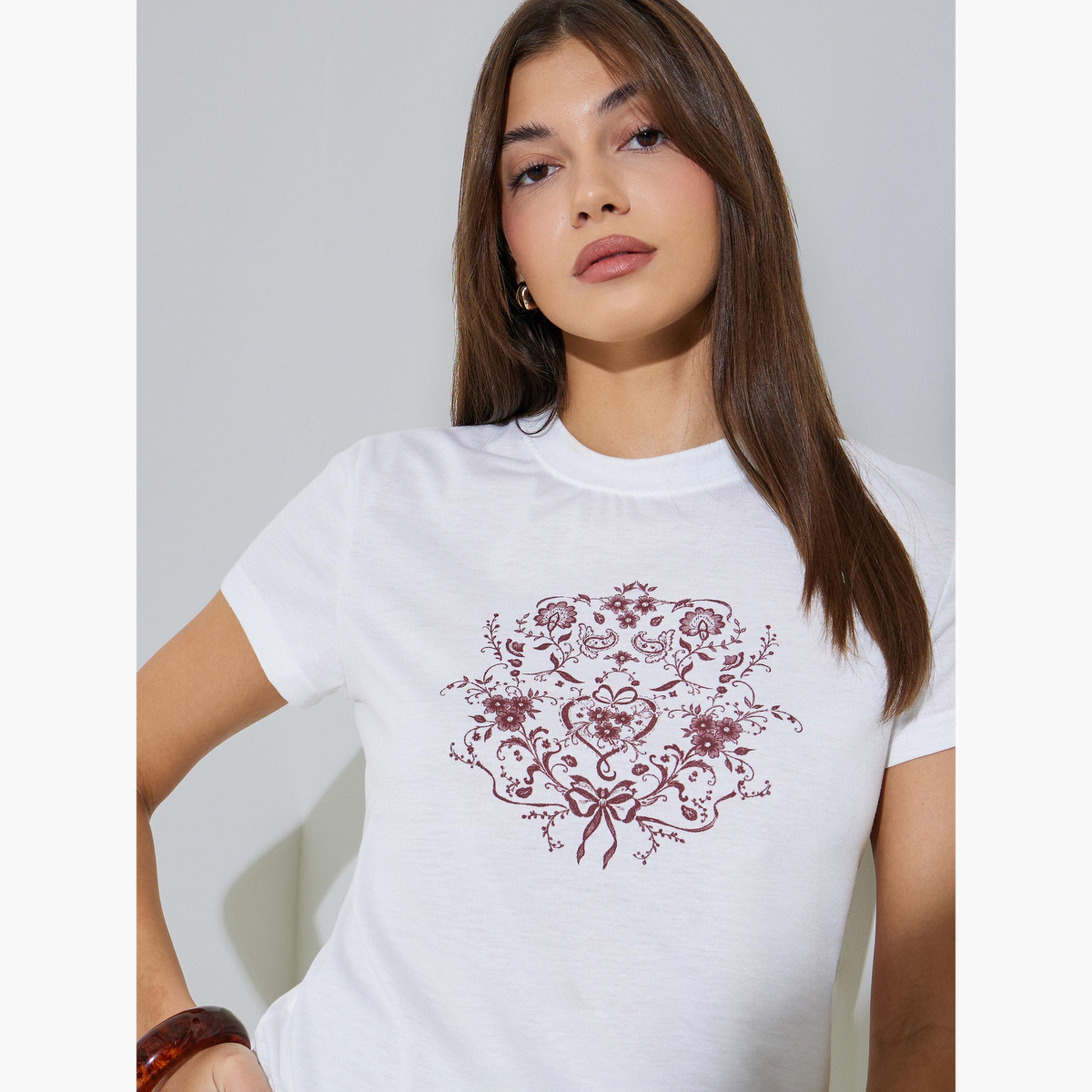 ستايلي - تيشيرت أبيض بأكمام قصيرة وقصة عادية مزين برسومات-women-clothing-tshirts-image-3
