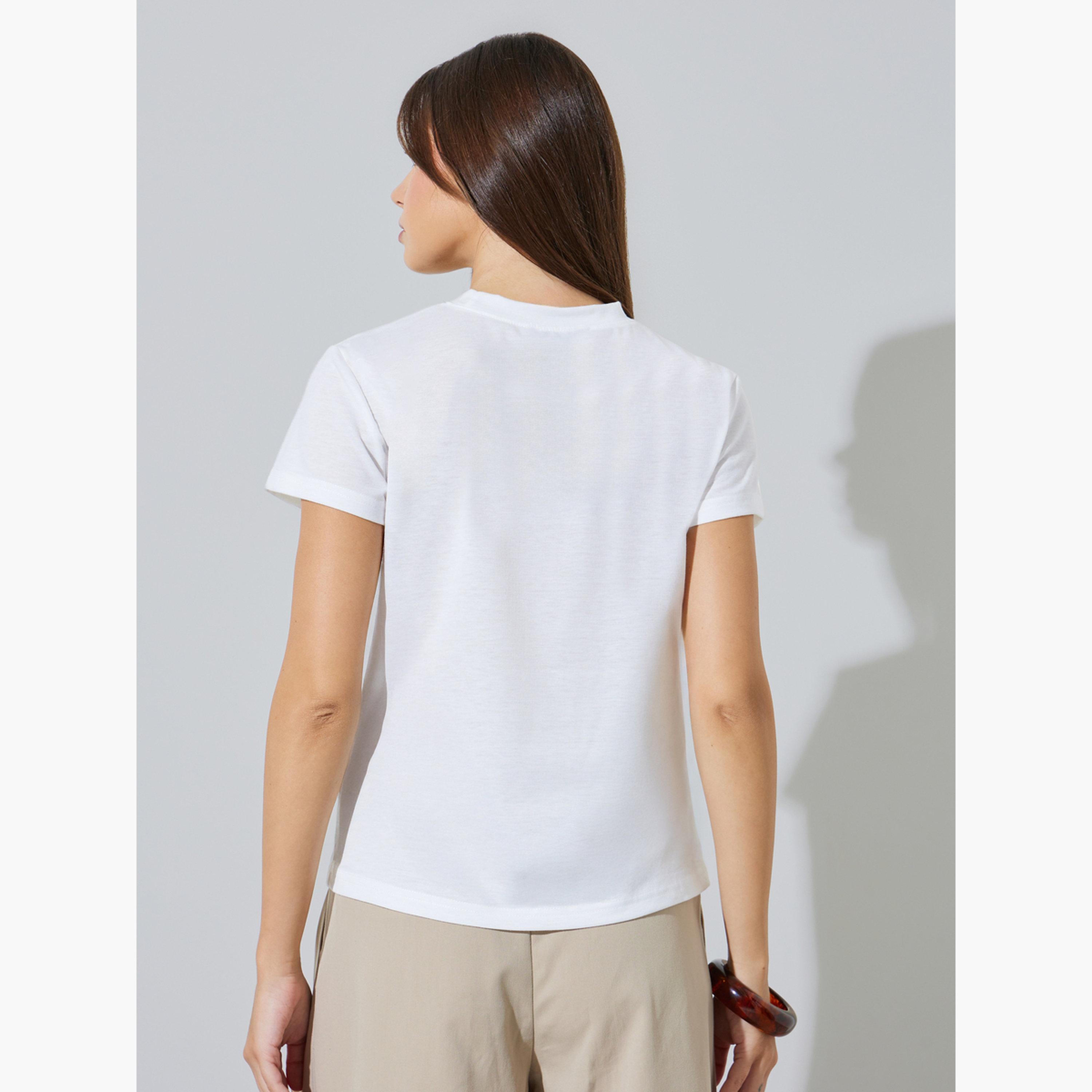 ستايلي - تيشيرت أبيض بأكمام قصيرة وقصة عادية مزين برسومات-women-clothing-tshirts-image-4