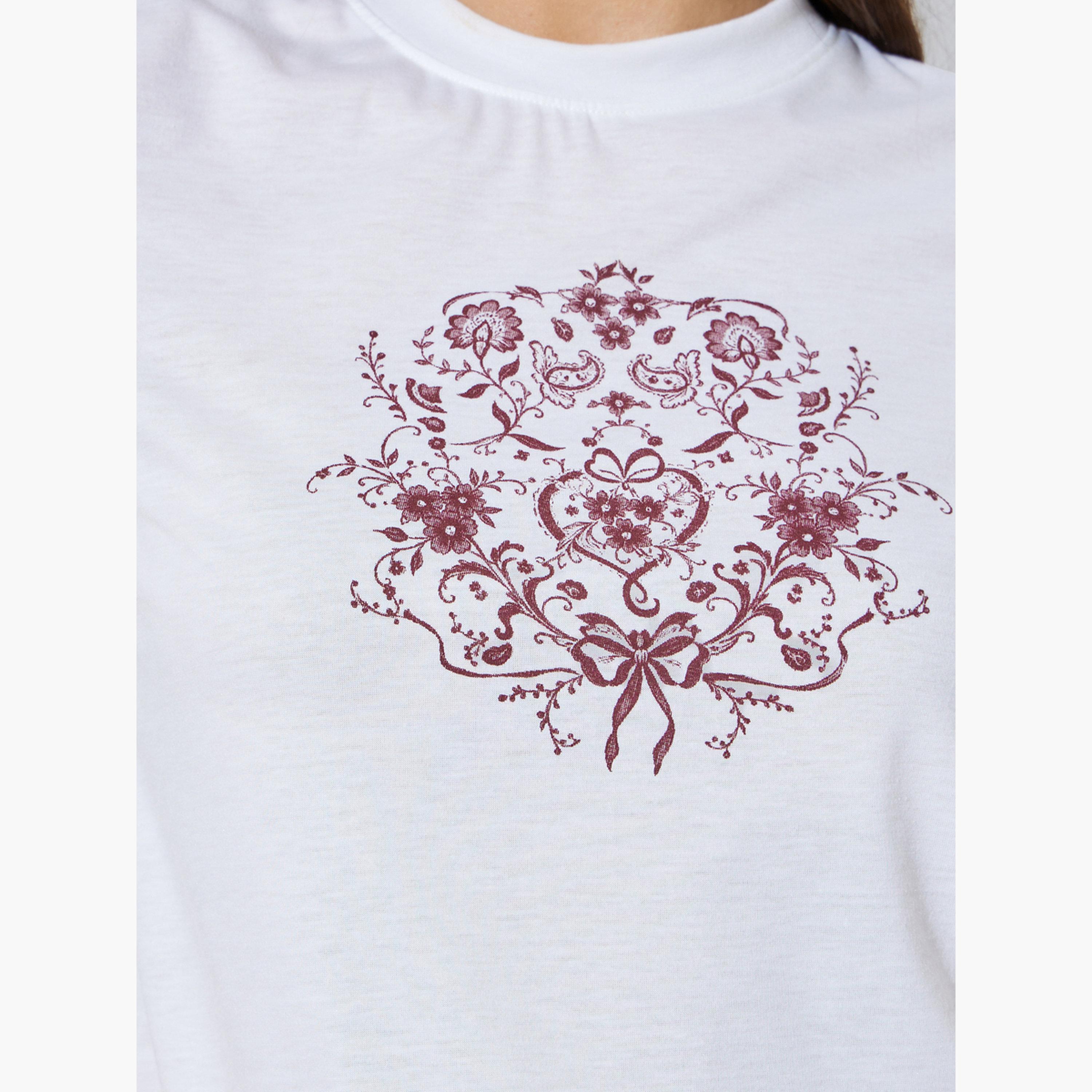 ستايلي - تيشيرت أبيض بأكمام قصيرة وقصة عادية مزين برسومات-women-clothing-tshirts-image-5