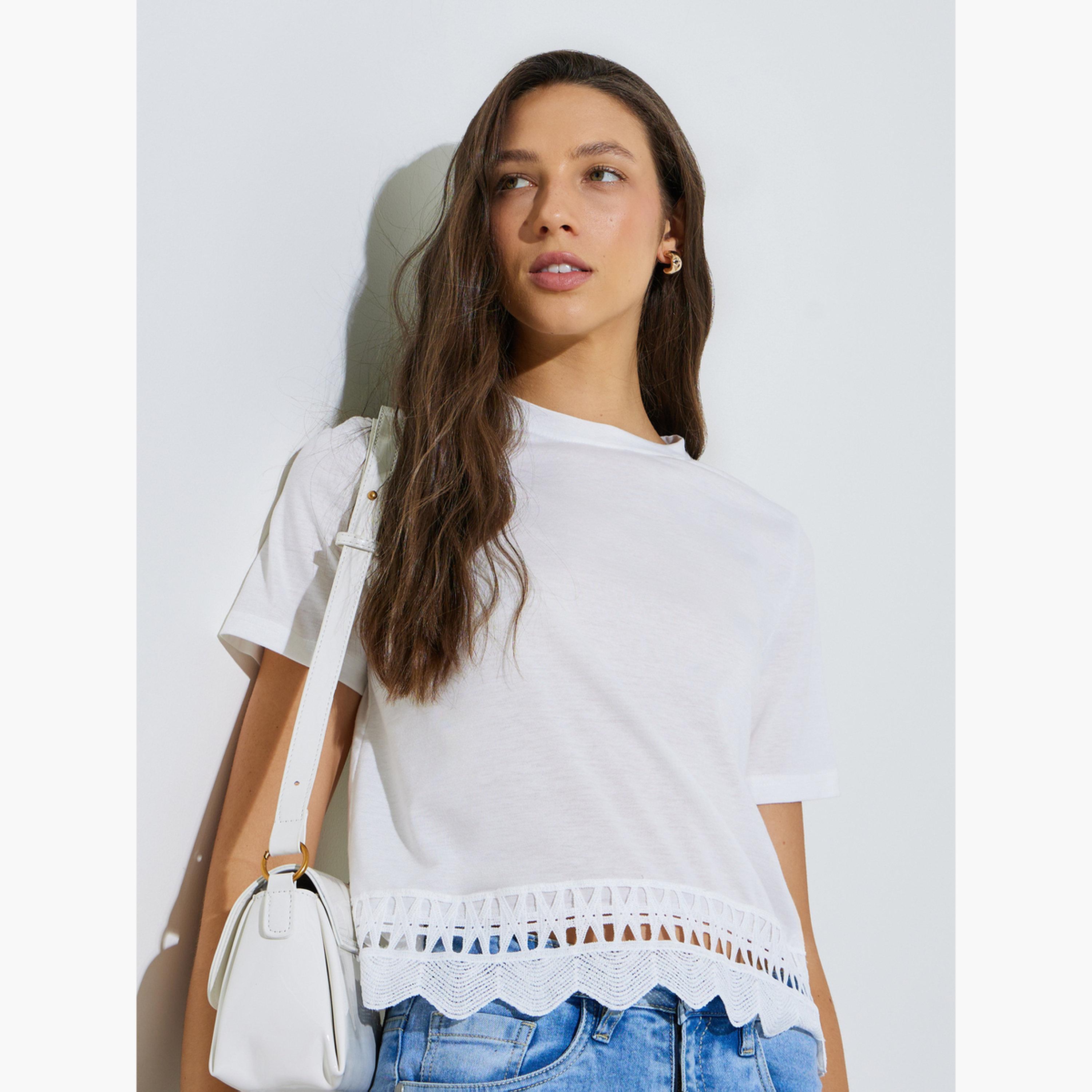 تيشيرت بقصة عادية وحافة دانتيل-women-clothing-tshirts-image-1