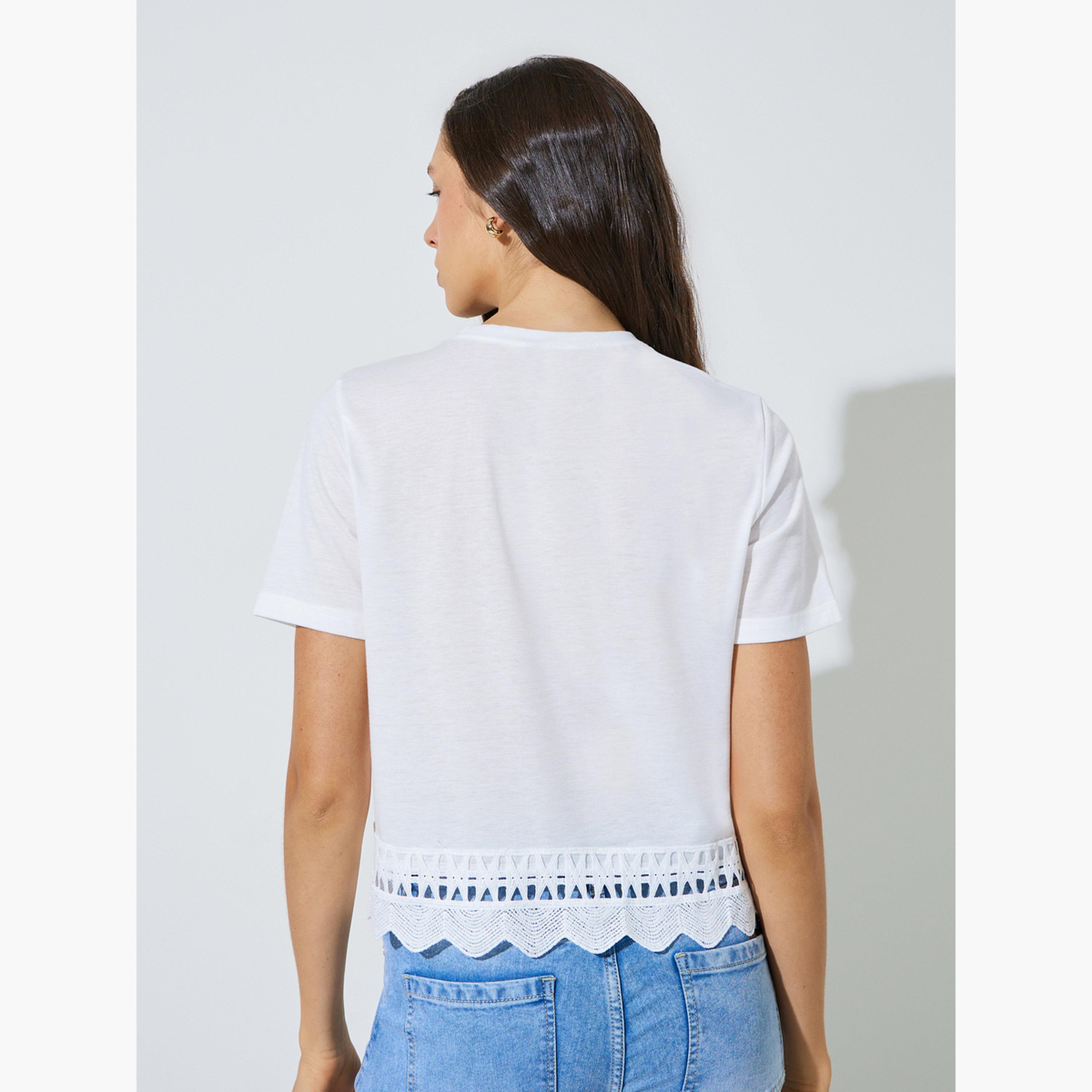 تيشيرت بقصة عادية وحافة دانتيل-women-clothing-tshirts-image-3