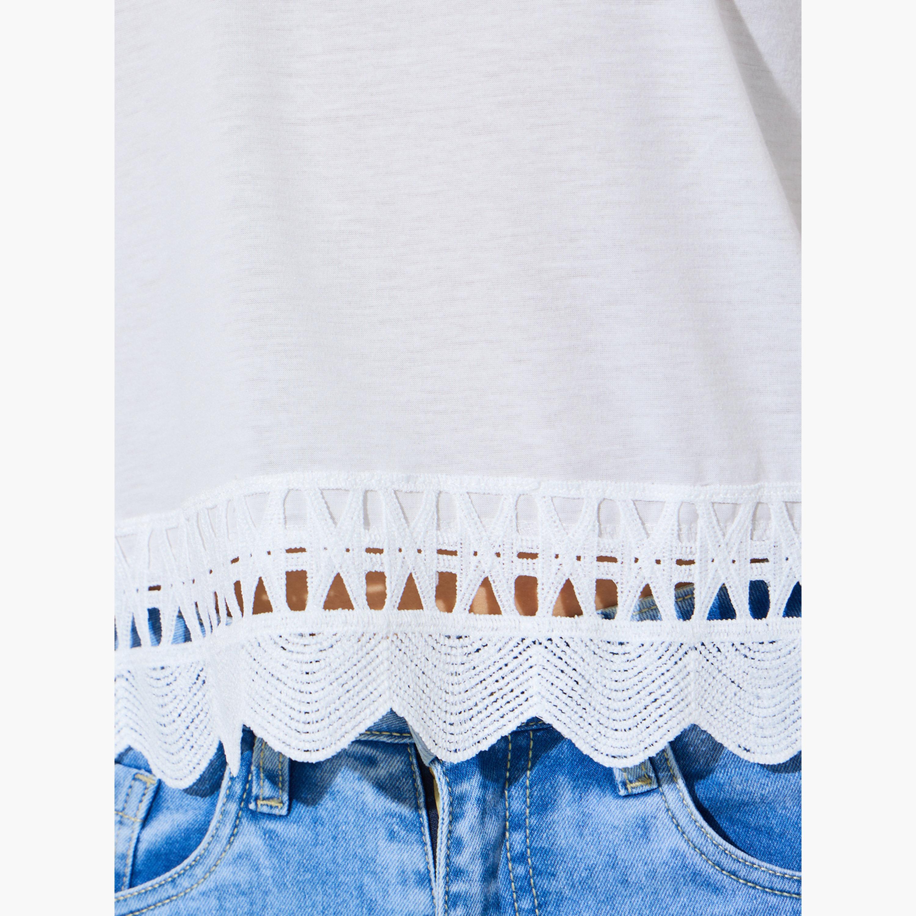 تيشيرت بقصة عادية وحافة دانتيل-women-clothing-tshirts-image-4