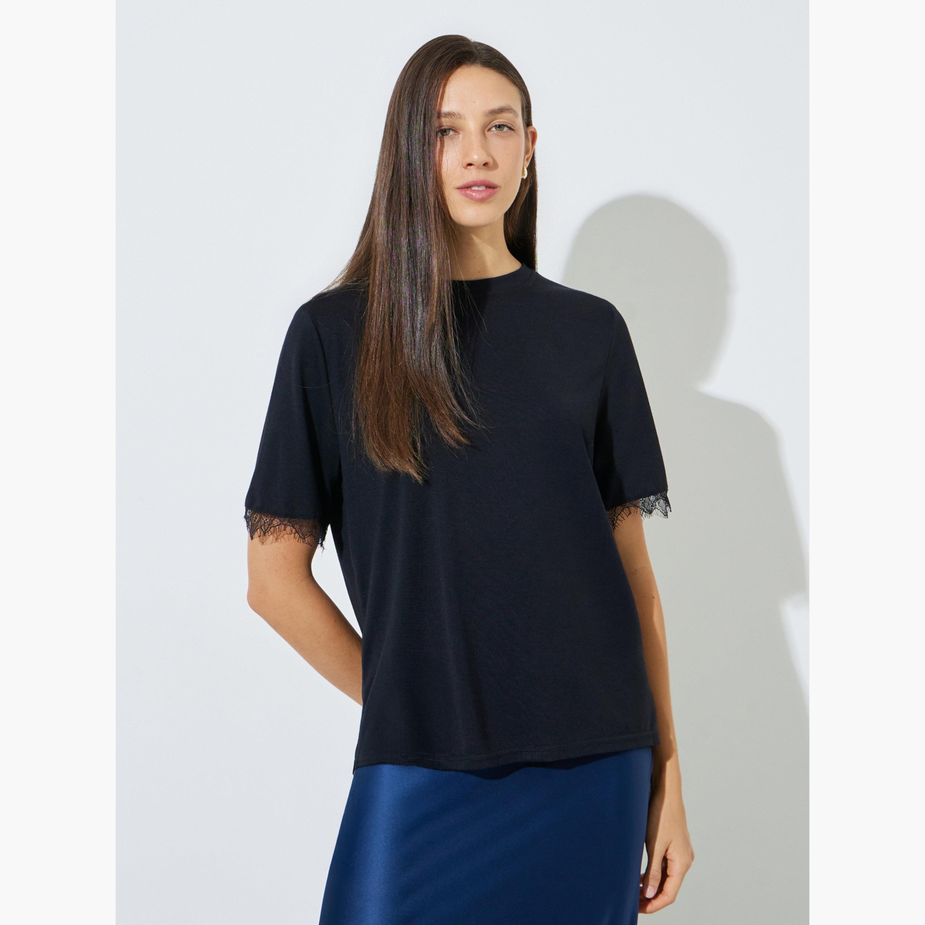 تيشيرت بياقة دائرية وتفاصيل دانتيل-women-clothing-tshirts-image-1