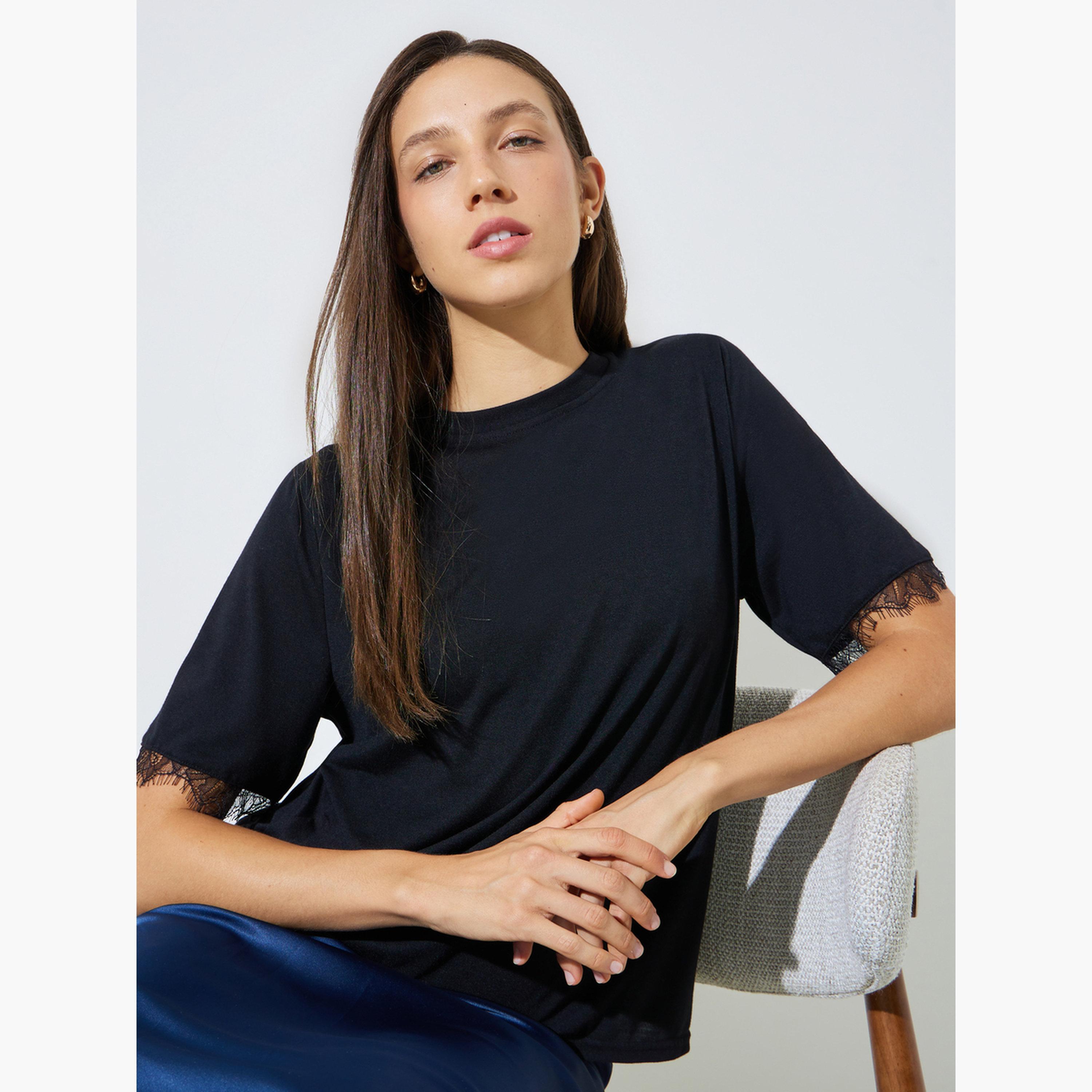 تيشيرت بياقة دائرية وتفاصيل دانتيل-women-clothing-tshirts-image-3