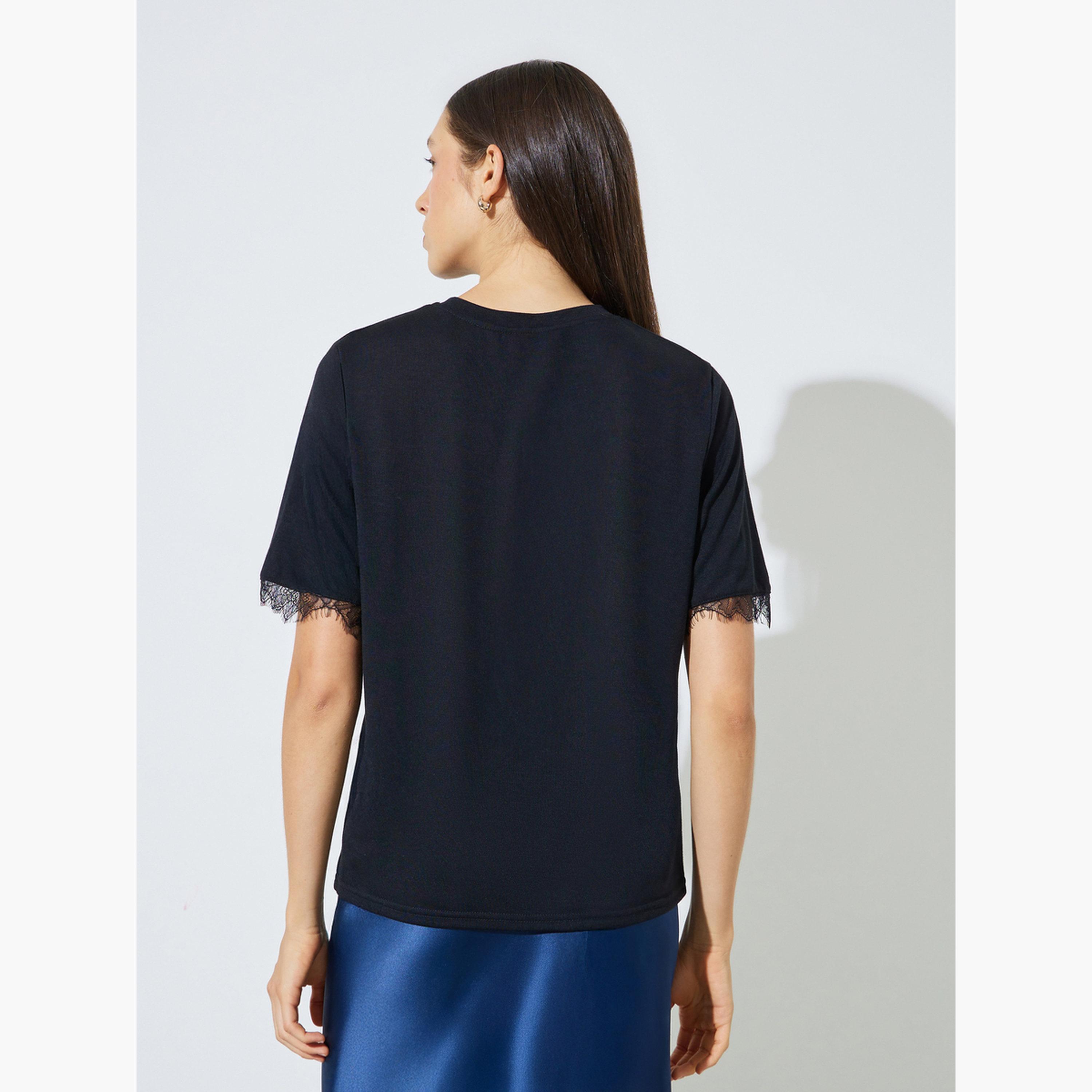 تيشيرت بياقة دائرية وتفاصيل دانتيل-women-clothing-tshirts-image-4