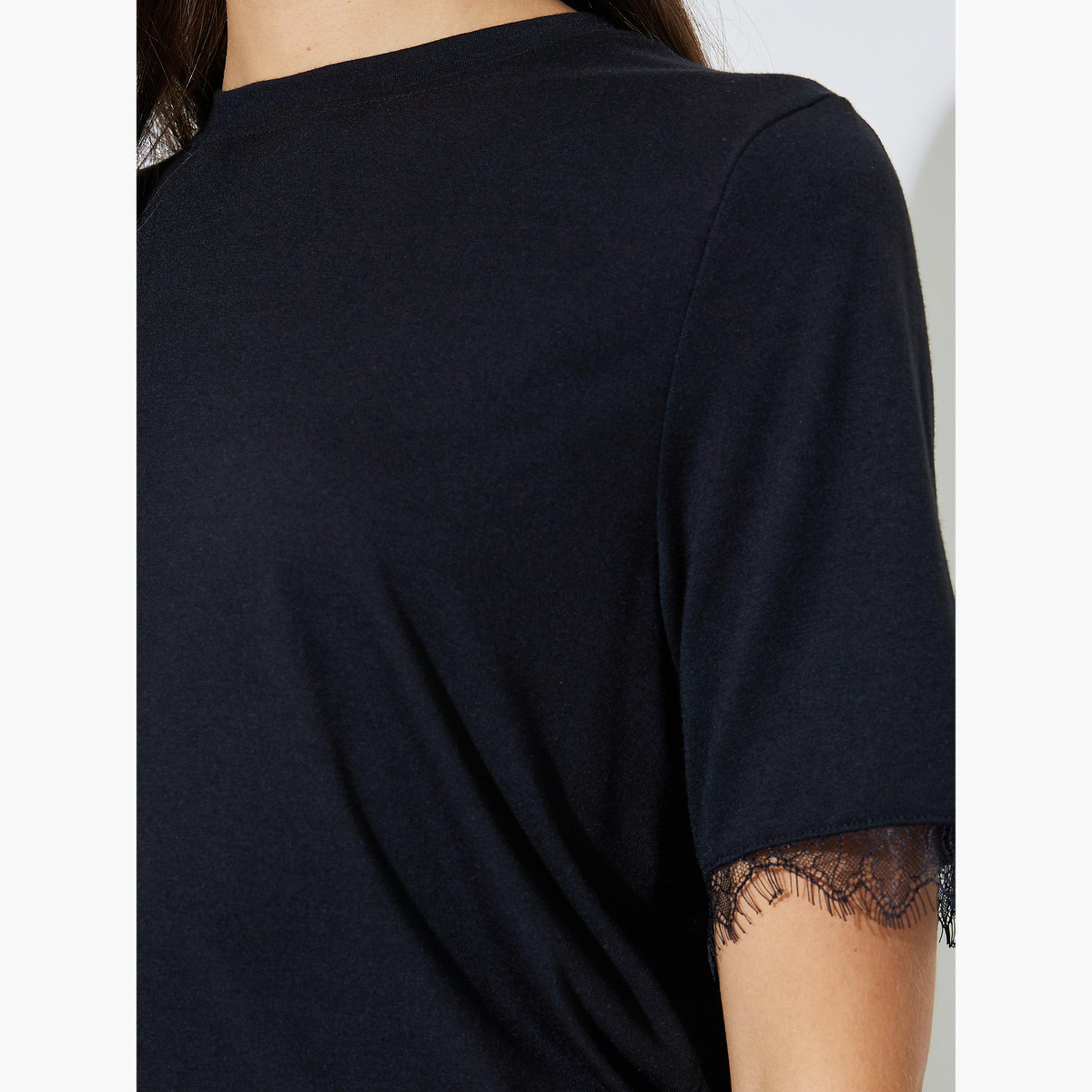 تيشيرت بياقة دائرية وتفاصيل دانتيل-women-clothing-tshirts-image-5
