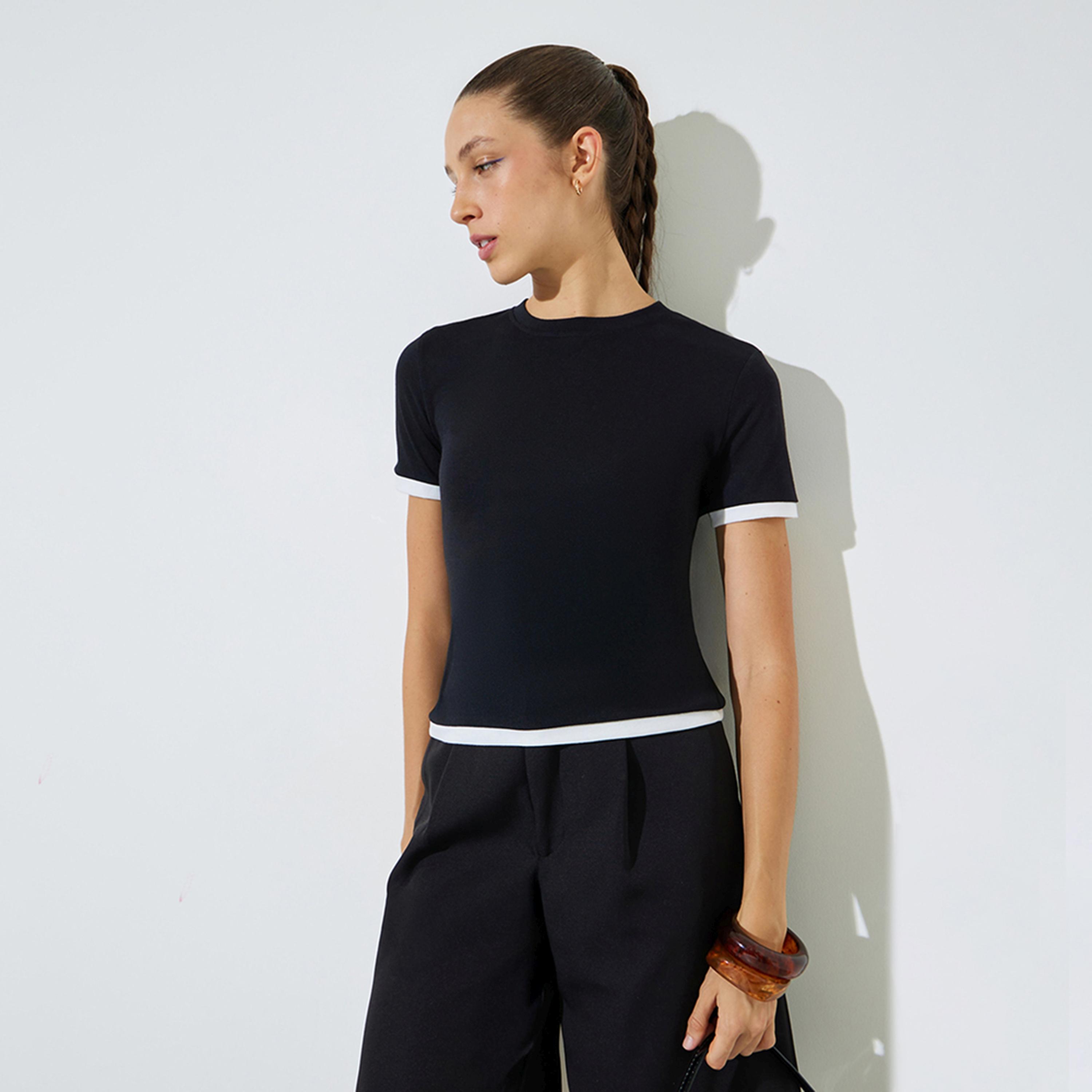 تيشيرت بياقة دائرية وحواف بلون متباين-women-clothing-tshirts-image-1