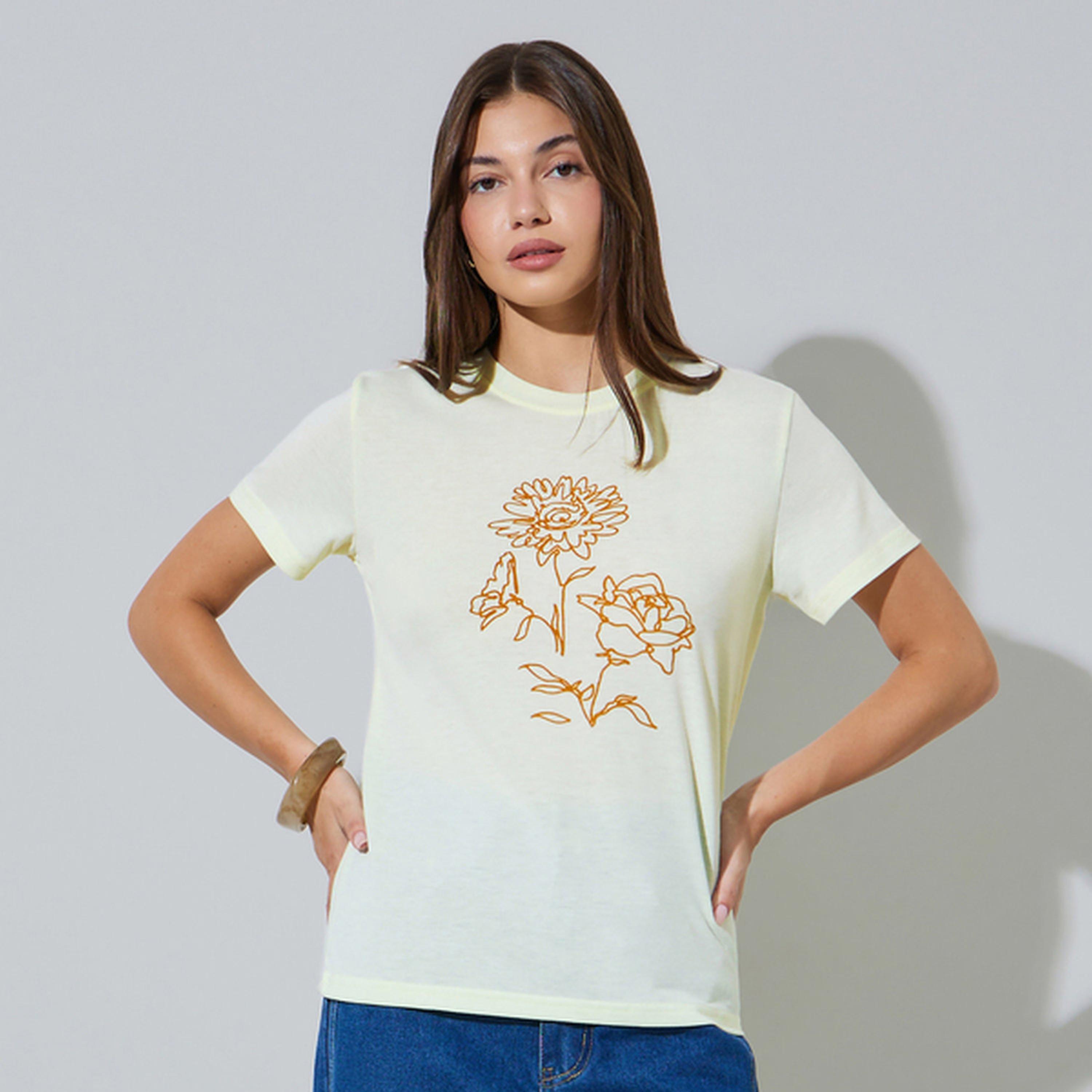 ستايلي - تيشيرت أصفر مطبوع عليه رسومات، بياقة دائرية وقصة عادية-women-clothing-tshirts-image-1