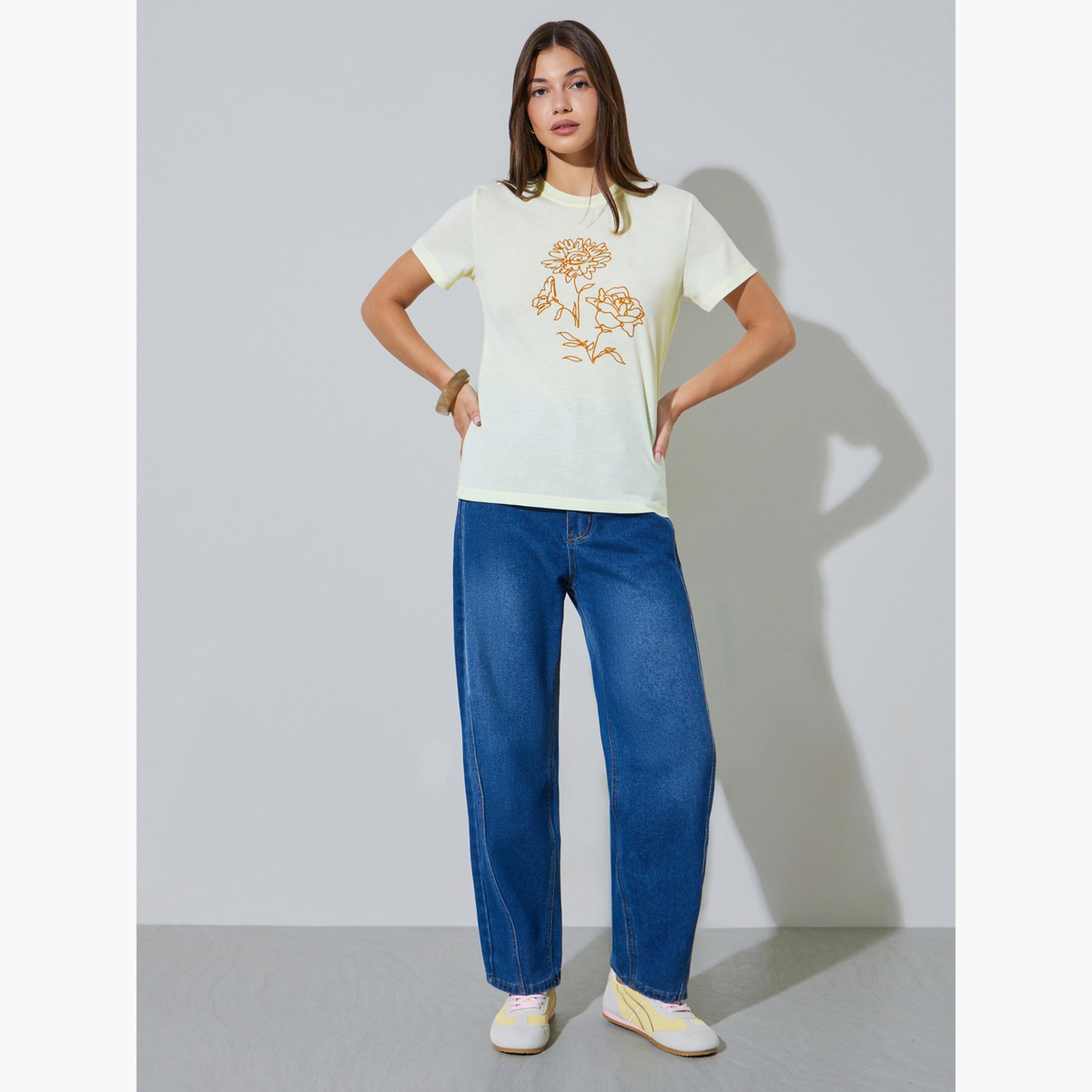 ستايلي - تيشيرت أصفر مطبوع عليه رسومات، بياقة دائرية وقصة عادية-women-clothing-tshirts-image-2