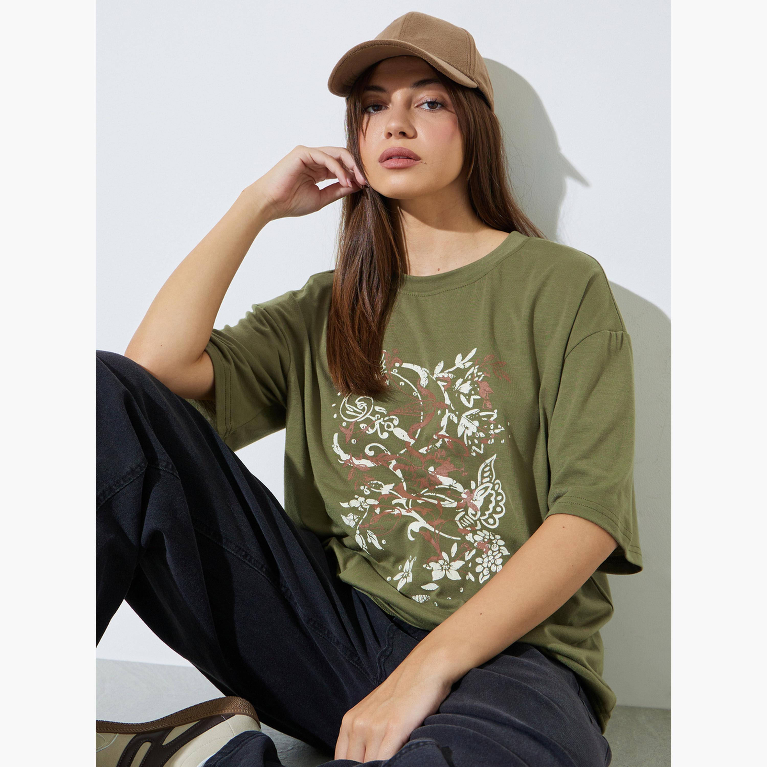 ستايلي - تيشيرت كبير الحجم مطبوع عليه رسومات زيتونية-women-clothing-tshirts-image-3