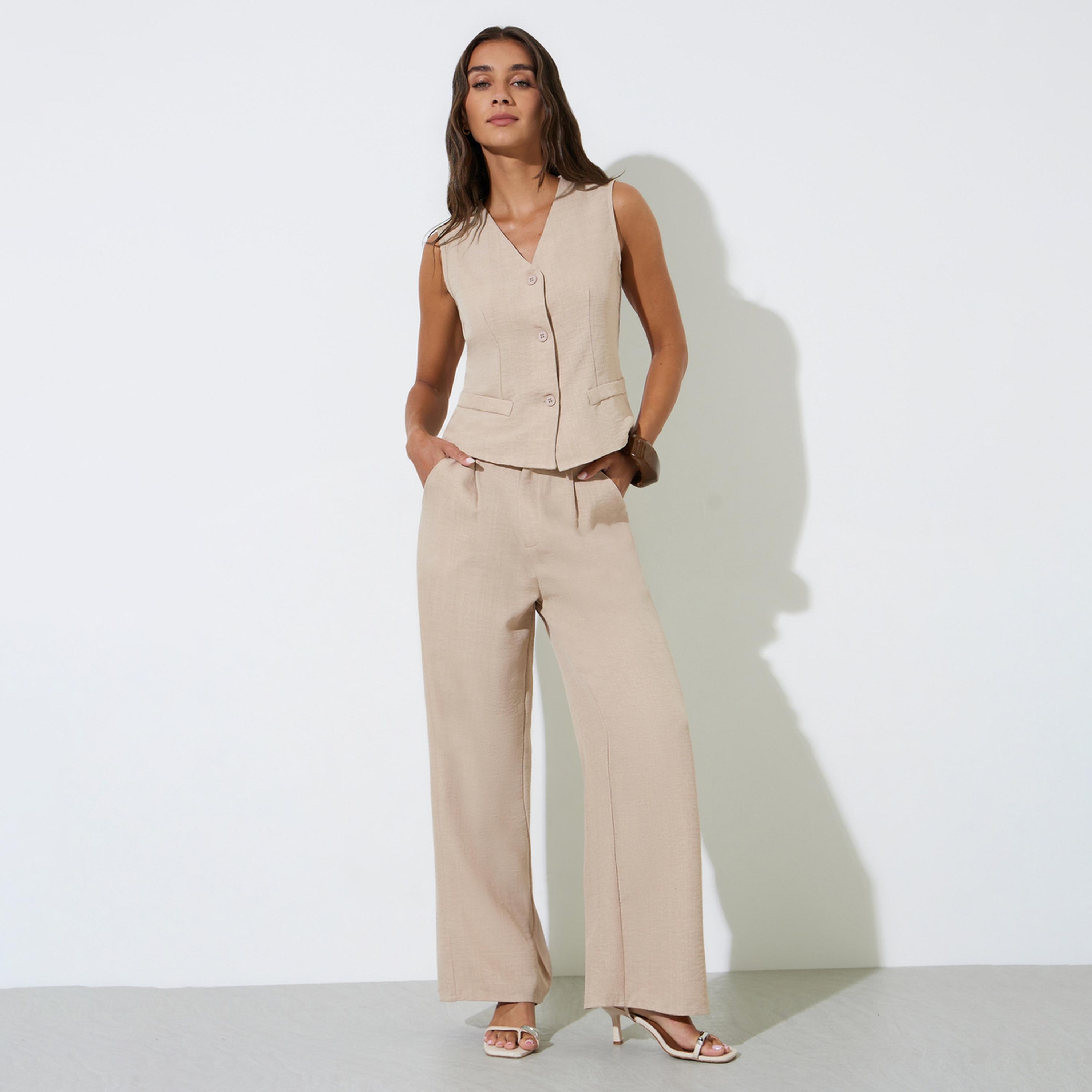 طقم منسق من بنطال بأرجل واسعة وفيست بلون سادة لون بيج-women-clothing-coordsets-image-1