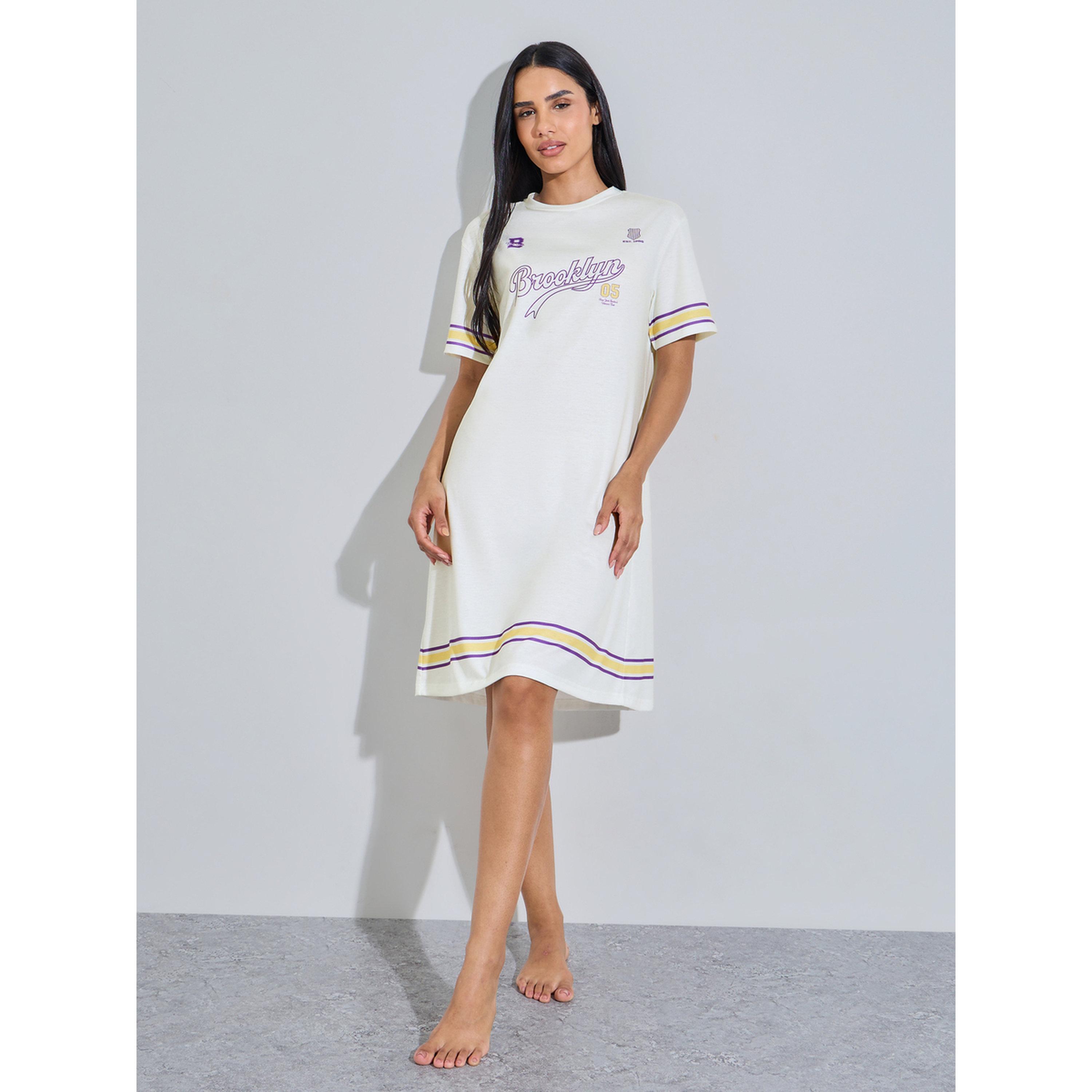 قميص نوم تيشيرت بأكمام قصيرة وطبعة جرافيك باللون الكريمي-women-clothing-nightwear-nighties-image-2
