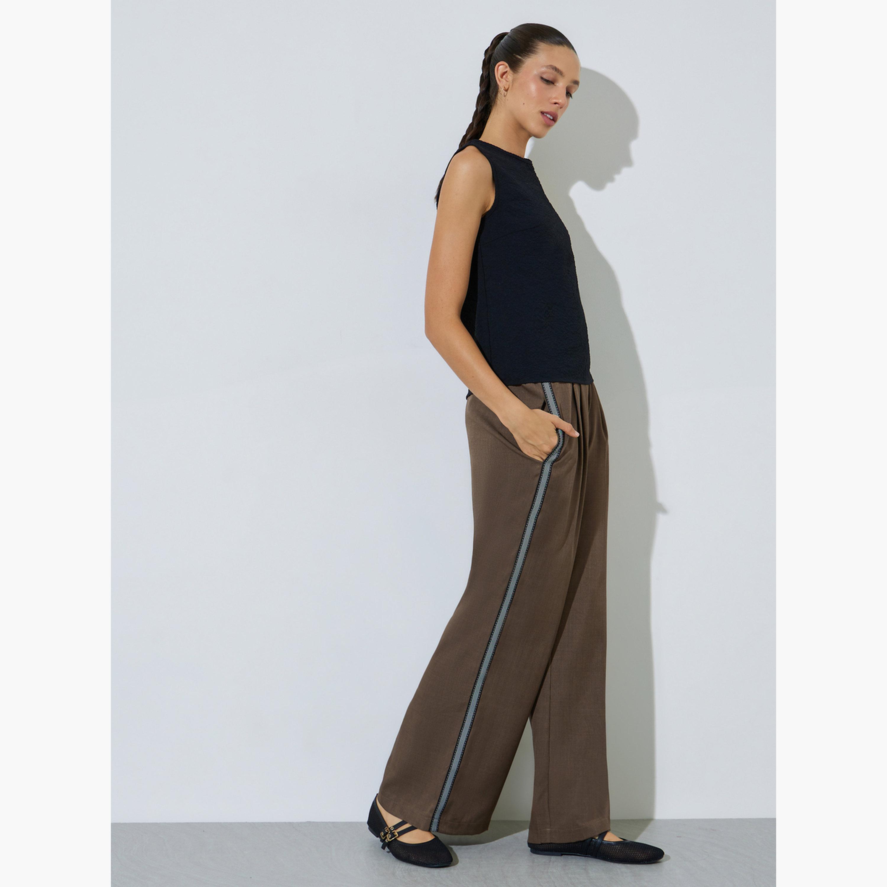 بنطال بأرجل واسعة بلون سادة وتفاصيل دانتيل جانبية لون بني-women-clothing-bottoms-joggers-image-5