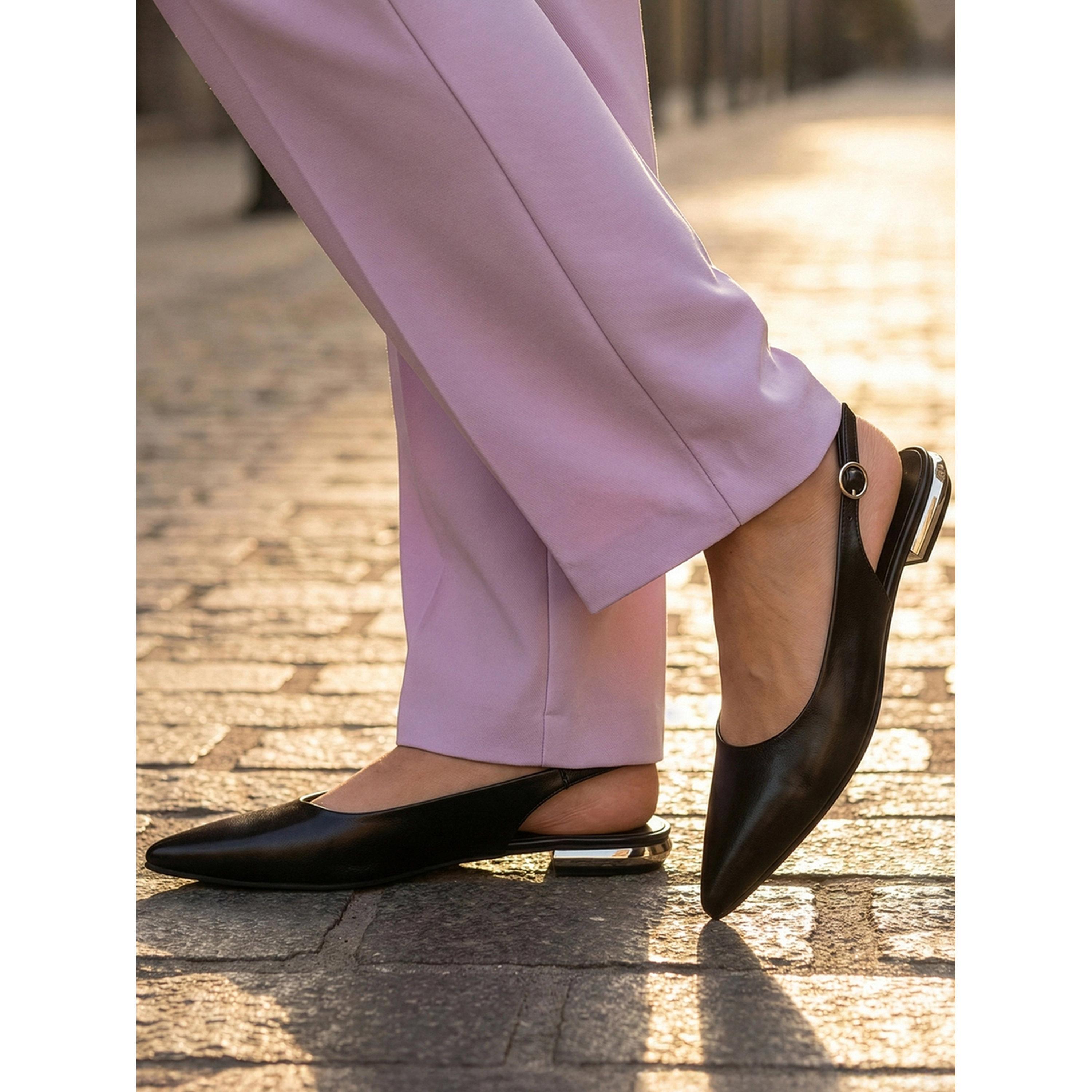 حذاء بمقدمة مدببة وحزام خلفي-women-shoes-heels-image-2