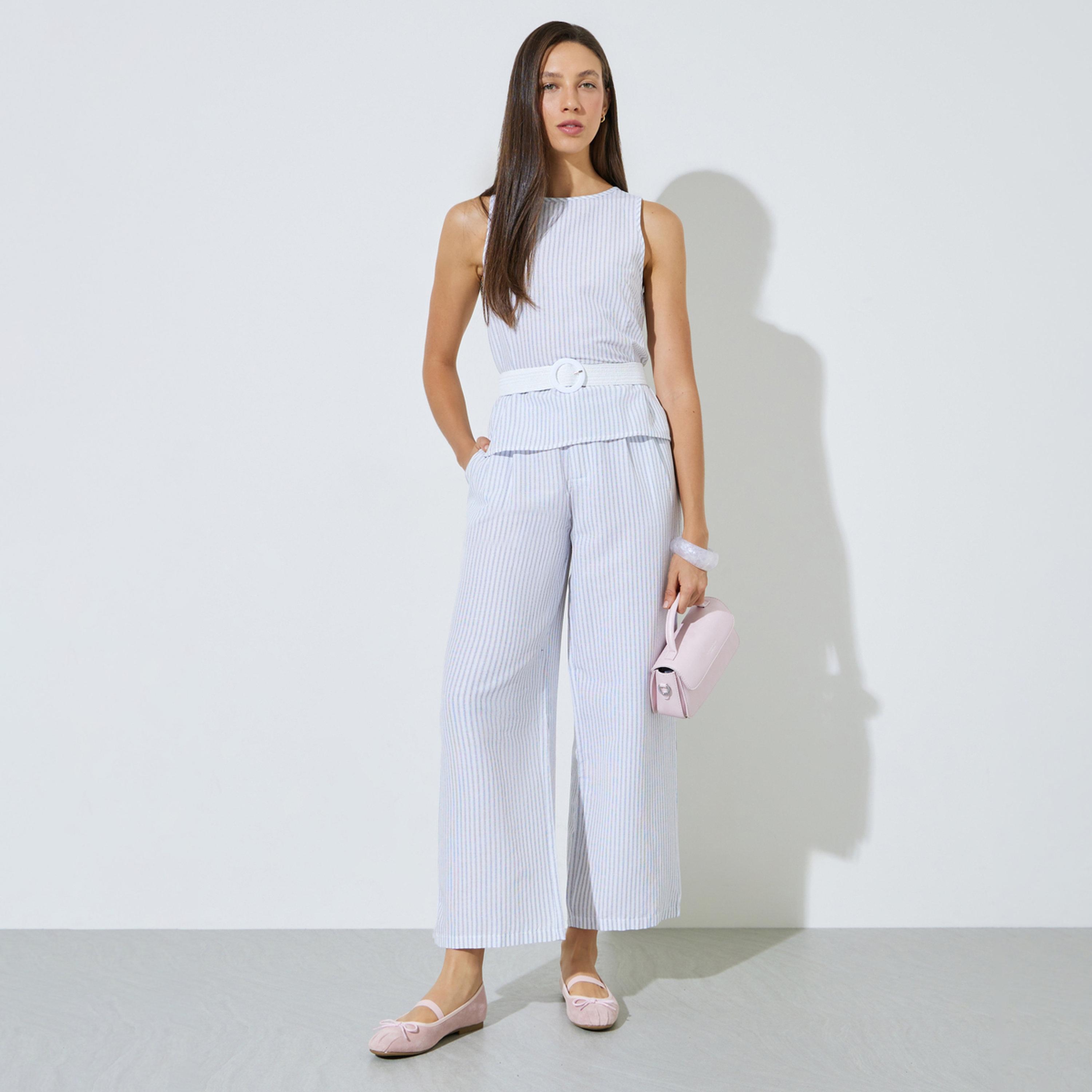 طقم منسق من بنطال وبلوزة مخططة بحزام-women-clothing-coordsets-image-1