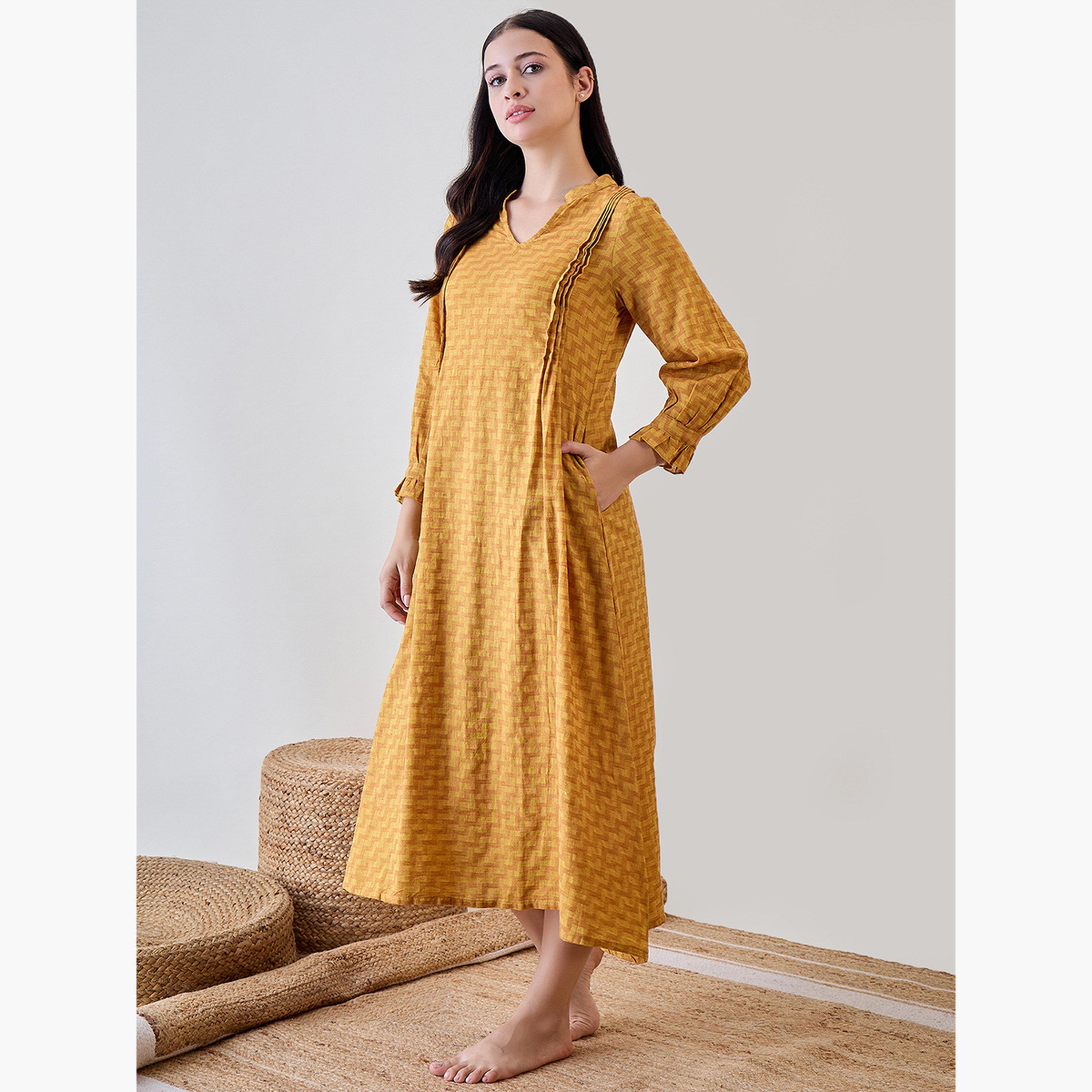 ذا كافتان كومباني × ستايلي - قميص نوم قطني مطبوع عليه نقشة متعرجة بلون الخردل-women-clothing-nightwear-nighties-image-2