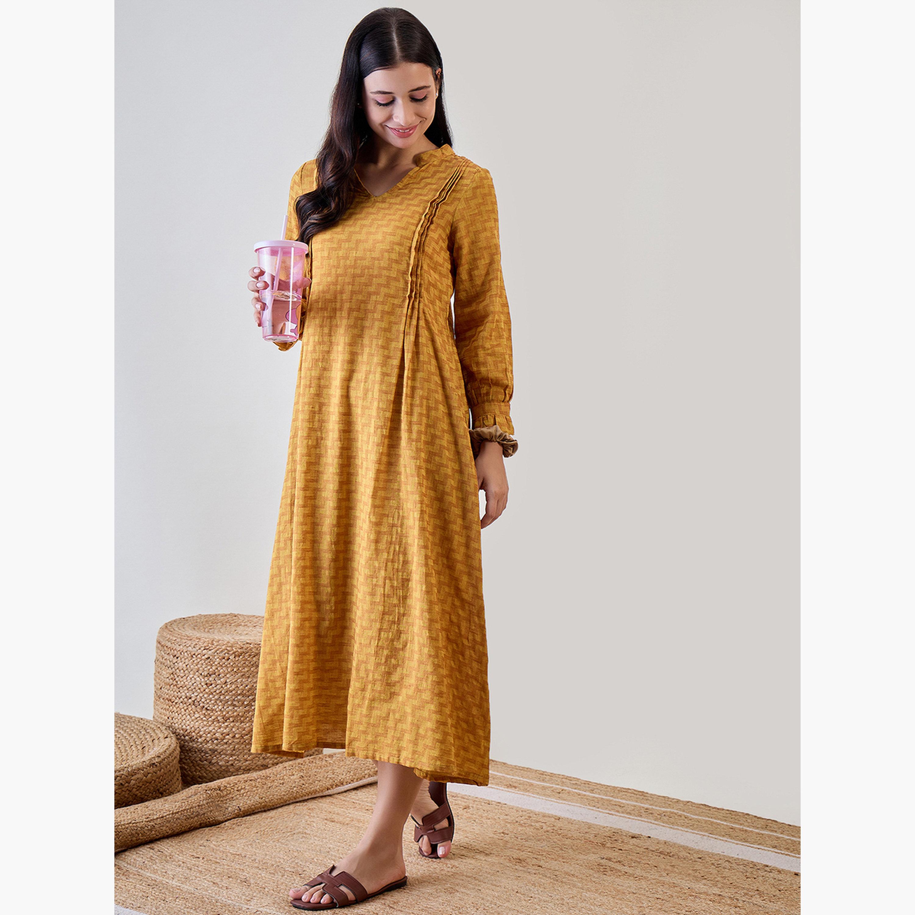 ذا كافتان كومباني × ستايلي - قميص نوم قطني مطبوع عليه نقشة متعرجة بلون الخردل-women-clothing-nightwear-nighties-image-3