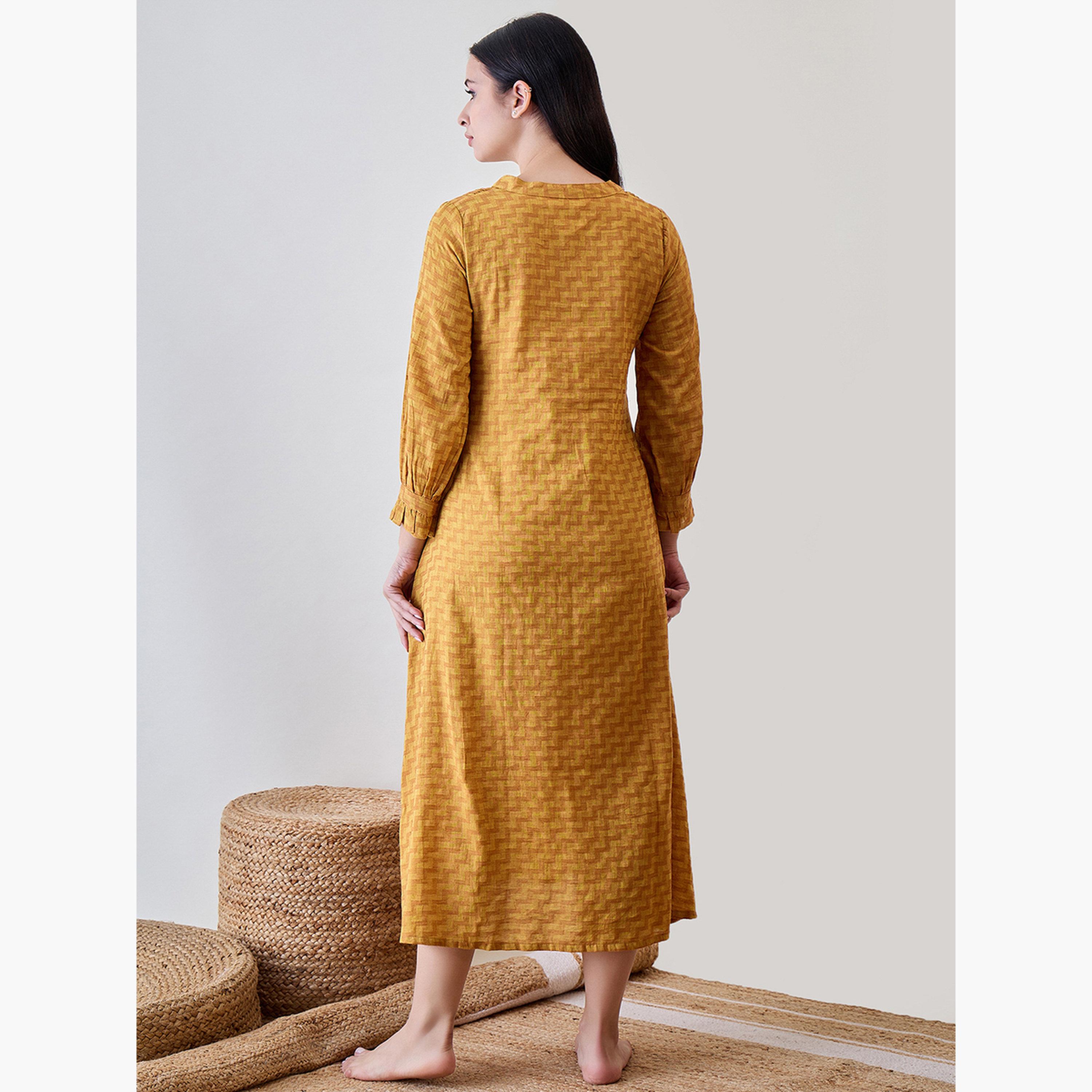 ذا كافتان كومباني × ستايلي - قميص نوم قطني مطبوع عليه نقشة متعرجة بلون الخردل-women-clothing-nightwear-nighties-image-4